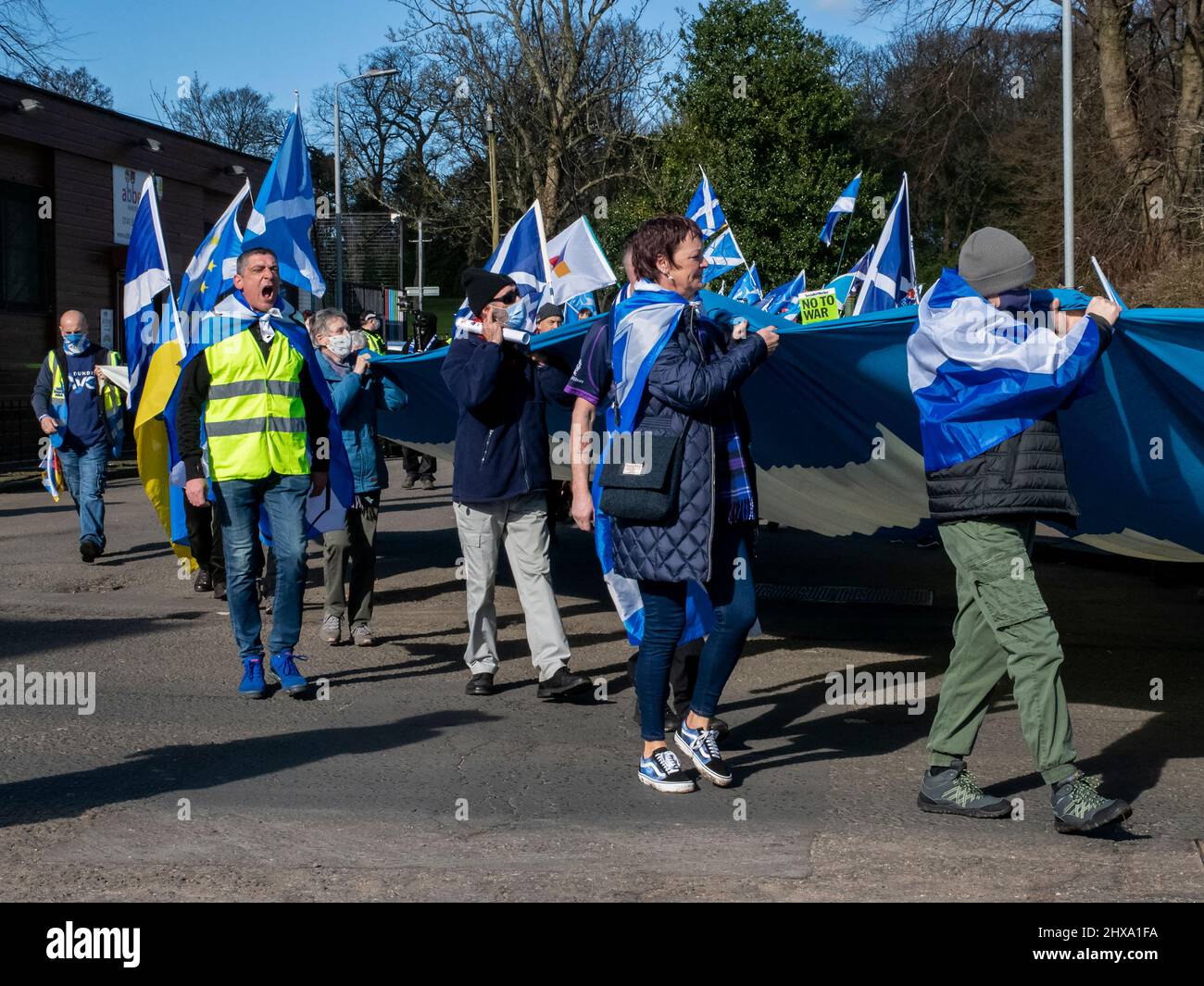 Paisley, Schottland. VEREINIGTES KÖNIGREICH. 5.. März 2022: Demonstranten bei einer schottischen Unabhängigkeitskundgebung in Paisley. Stockfoto