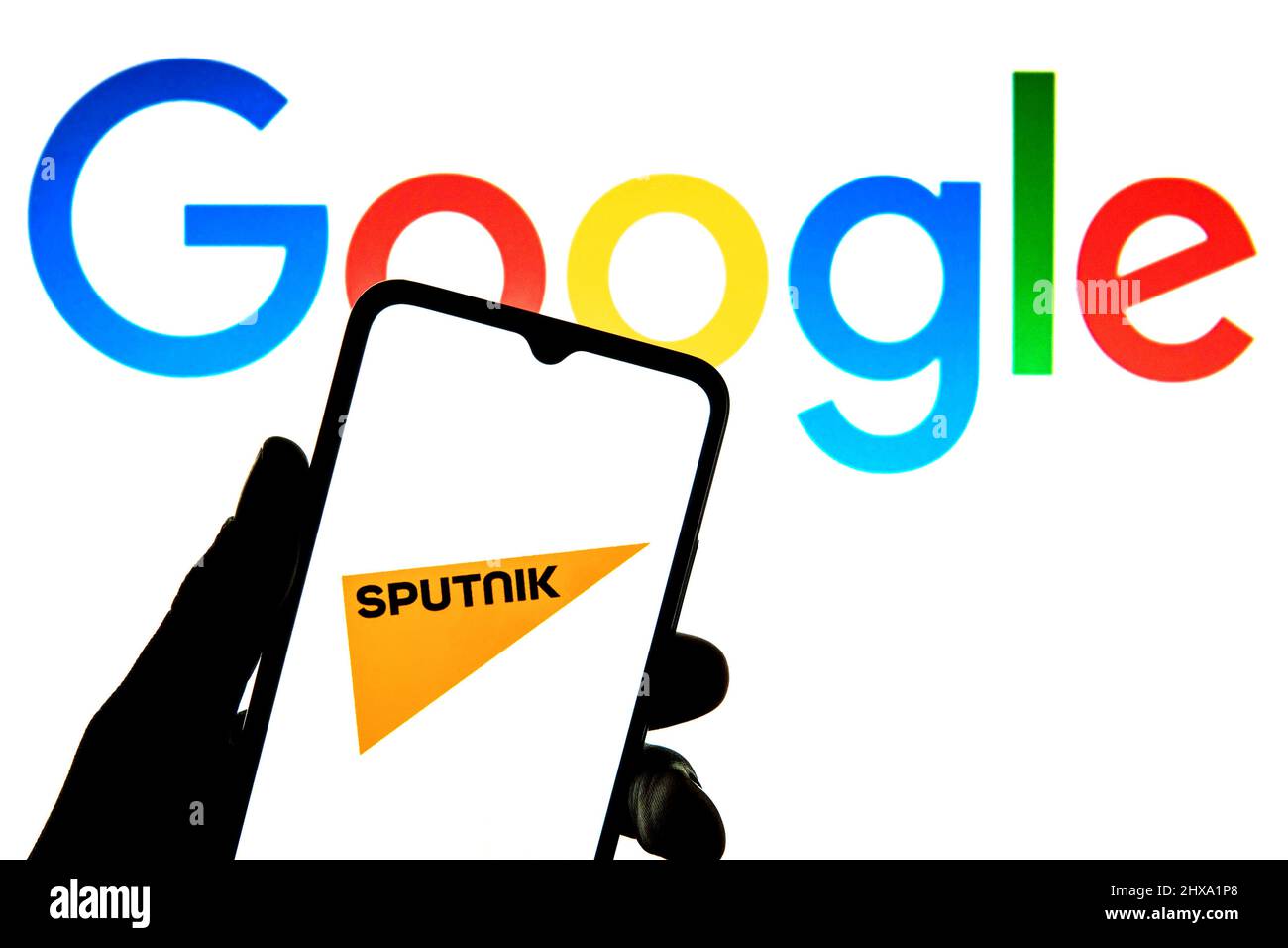 Barcelona, Katalonien. 9. März 2022. In dieser Abbildung ist ein Sputnik-Logo auf einem Smartphone mit einem Google-Logo im Hintergrund zu sehen. (Bild: © Thiago Prudencio/DAX via ZUMA Press Wire) Stockfoto