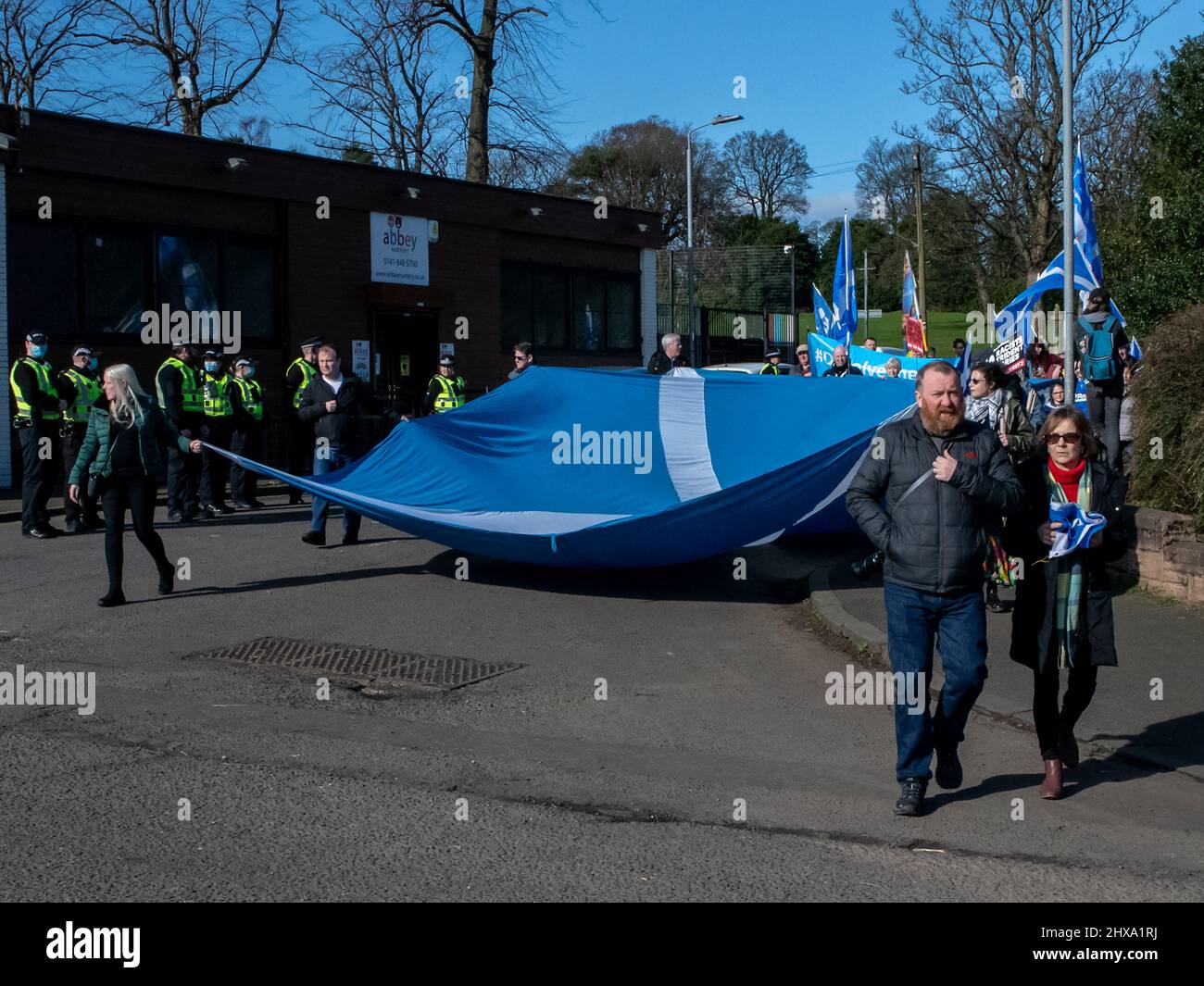 Paisley, Schottland. VEREINIGTES KÖNIGREICH. 5.. März 2022: Demonstranten bei einer schottischen Unabhängigkeitskundgebung in Paisley. Stockfoto