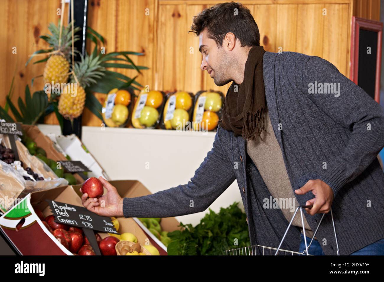 Nur das frischeste für ihn. Aufnahme eines jungen Mannes in einem Supermarkt, der frische Produkte einkauft. Stockfoto