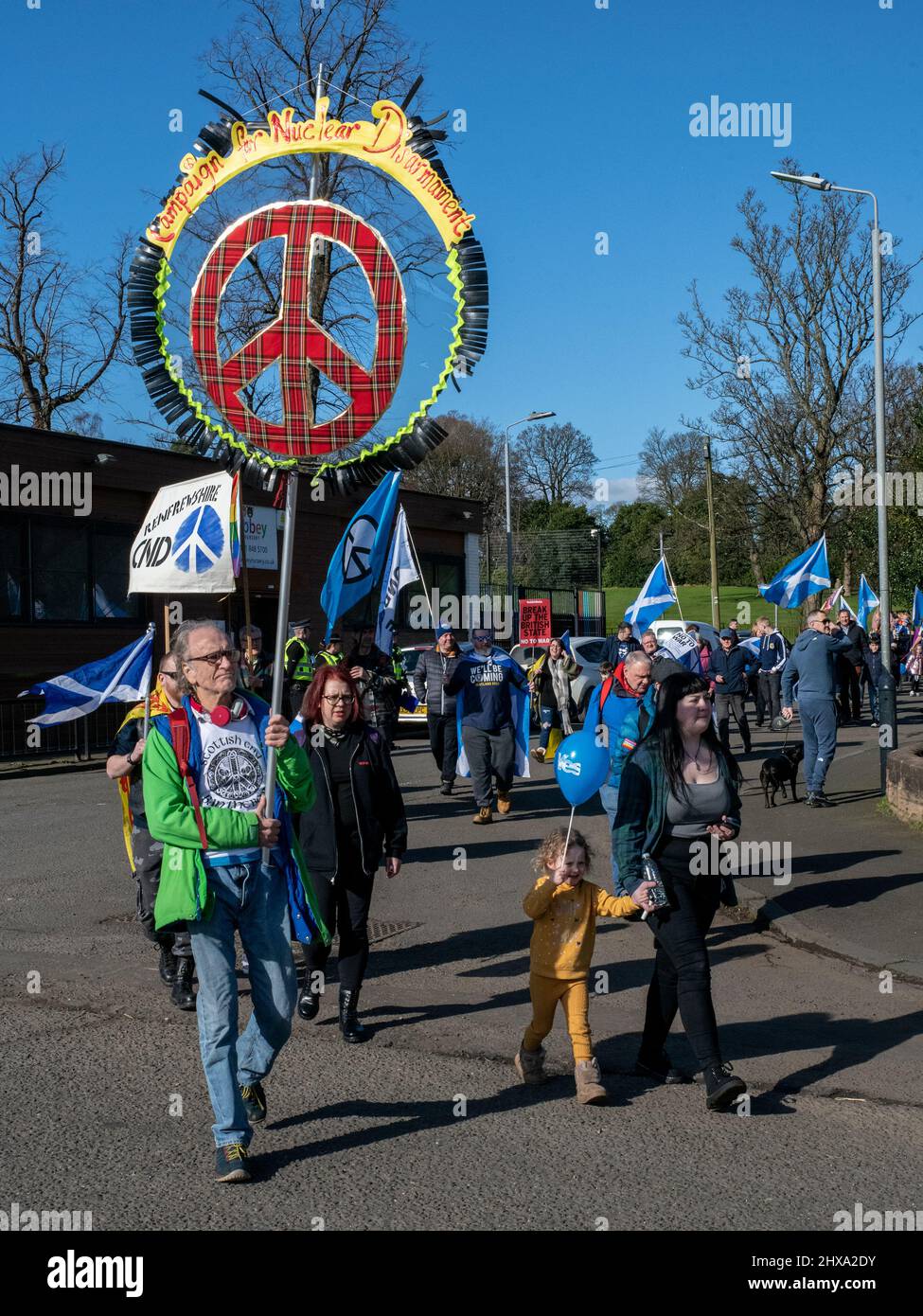 Paisley, Schottland. VEREINIGTES KÖNIGREICH. 5.. März 2022: Demonstranten bei einer schottischen Unabhängigkeitskundgebung in Paisley. Stockfoto