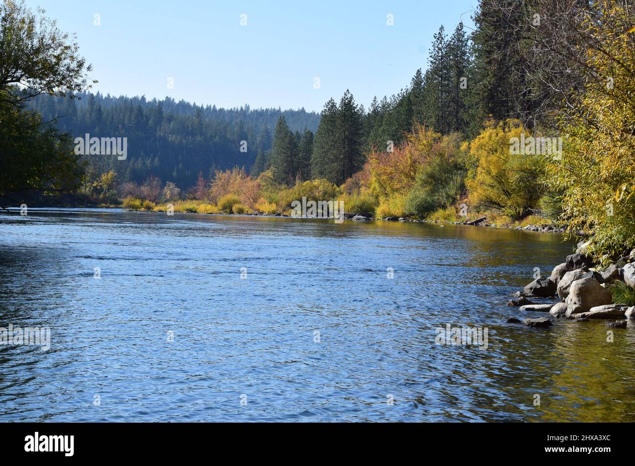 Teil des Spokane Flusses im Herbst, Spokane, WA Stockfoto