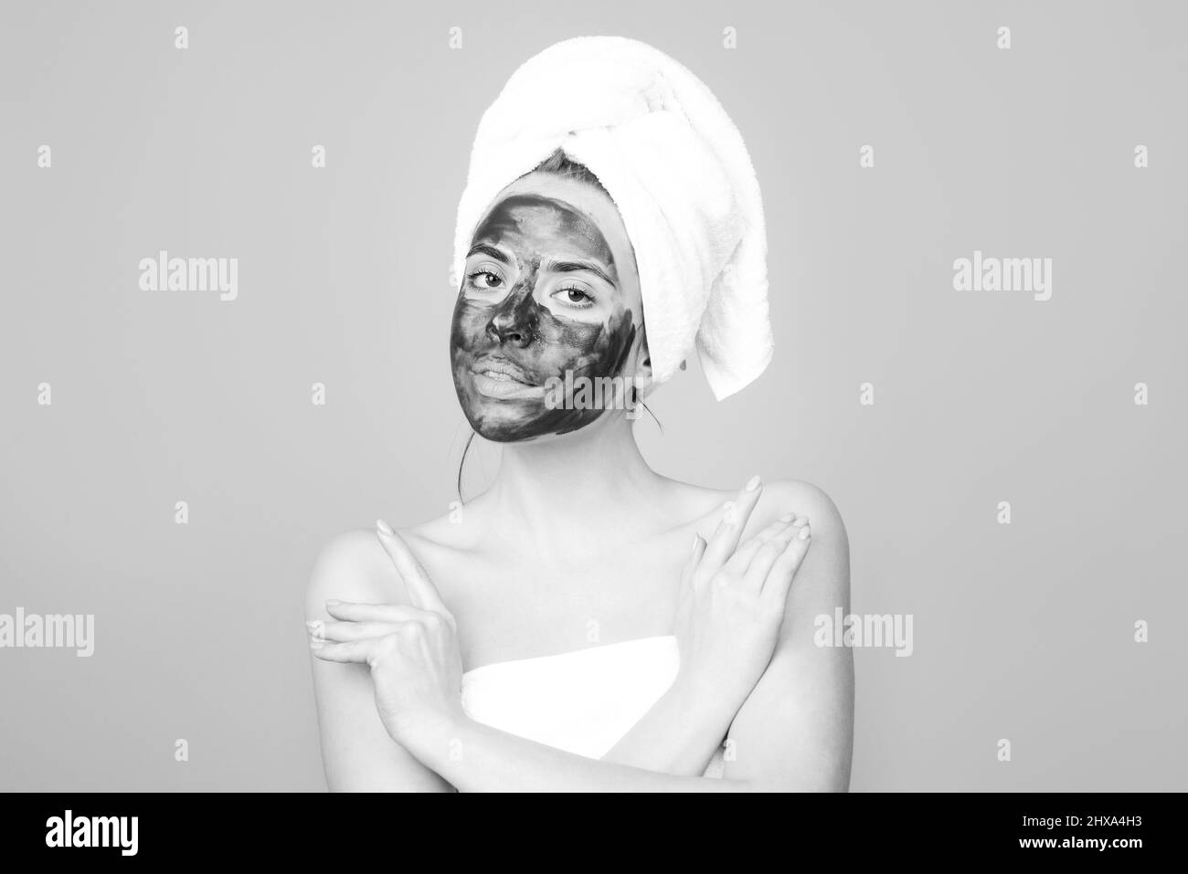 Frau Spa Maske Halbgesicht Beauty-Konzept. Schlammmaske, Gesichtsmaske aus Ton, Spa. Schöne Frau mit kosmetischen Schlamm Gesichtsbehandlung, Spa Health Konzept Stockfoto