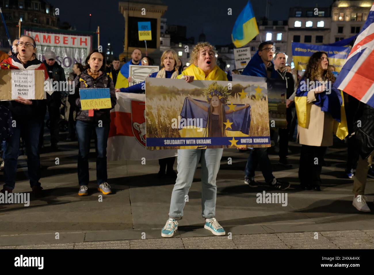 London, Großbritannien, 10.. März 2022. Ukrainer und Anhänger setzen ihre täglichen Proteste auf dem Trafalgar Square fort. Während der Kundgebung nannten die Redner den Angriff auf ein Entbindungskrankenhaus barbarisch und forderten wiederholt die NATO auf, eine Flugverbotszone zu schaffen. Kredit: Elfte Stunde Fotografie/Alamy Live Nachrichten Stockfoto