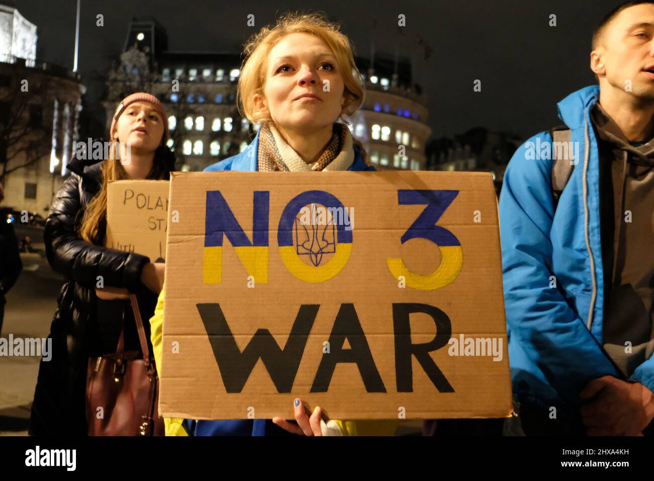 London, Großbritannien, 10.. März 2022. Eine Frau hält ein Plakat mit der Aufschrift „No 3 war“ hoch, während Ukrainer und Anhänger täglich auf dem Trafalgar Square protestieren. Während der Kundgebung nannten die Redner den Angriff auf ein Entbindungskrankenhaus barbarisch und forderten erneut die NATO auf, eine Flugverbotszone zu schaffen. Kredit: Elfte Stunde Fotografie/Alamy Live Nachrichten Stockfoto