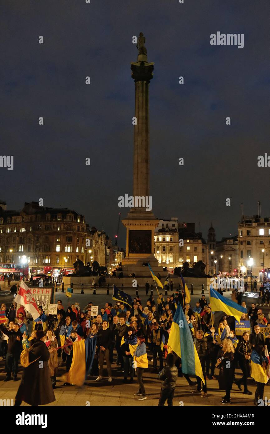 London, Großbritannien, 10.. März 2022. Ukrainer und Anhänger setzen ihre täglichen Proteste auf dem Trafalgar Square fort. Während der Kundgebung nannten die Redner den Angriff auf ein Entbindungskrankenhaus barbarisch und forderten wiederholt die NATO auf, eine Flugverbotszone zu schaffen. Kredit: Elfte Stunde Fotografie/Alamy Live Nachrichten Stockfoto
