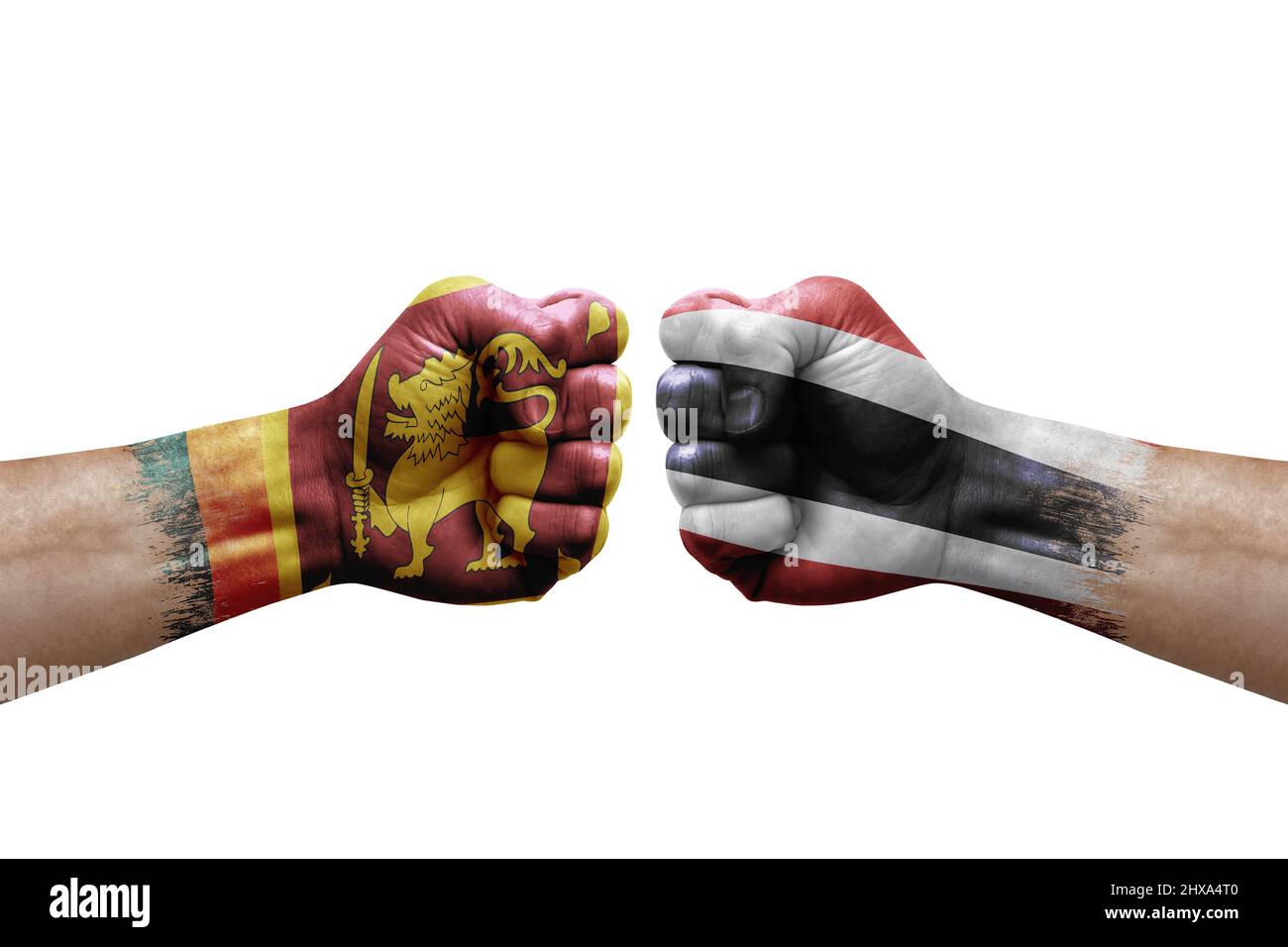 Zwei Hände schlagen sich gegenseitig auf weißem Hintergrund zu. Länderflaggen bemalten Fäuste, Konfliktkrisenkonzept zwischen sri lanka und thailand Stockfoto