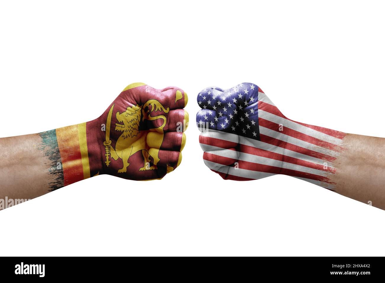 Zwei Hände schlagen sich gegenseitig auf weißem Hintergrund zu. Länderflaggen bemalten Fäuste, Konfliktkrisenkonzept zwischen sri lanka und den usa Stockfoto