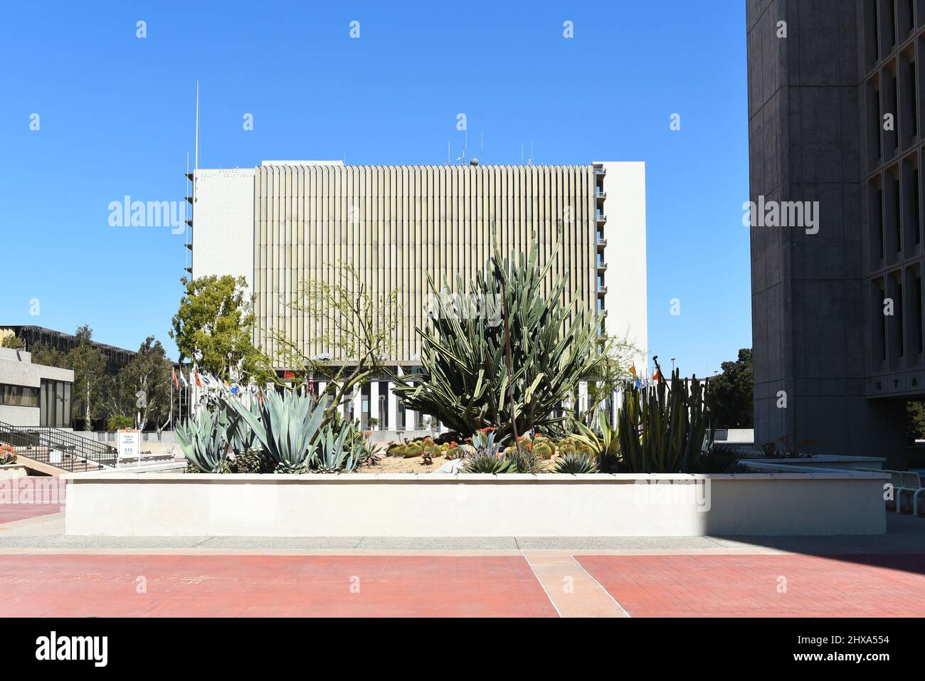 SANTA ANA, KALIFORNIEN - 9. MÄRZ 2022: Das Orange County Courthouse im Civic Center Plaza. Stockfoto
