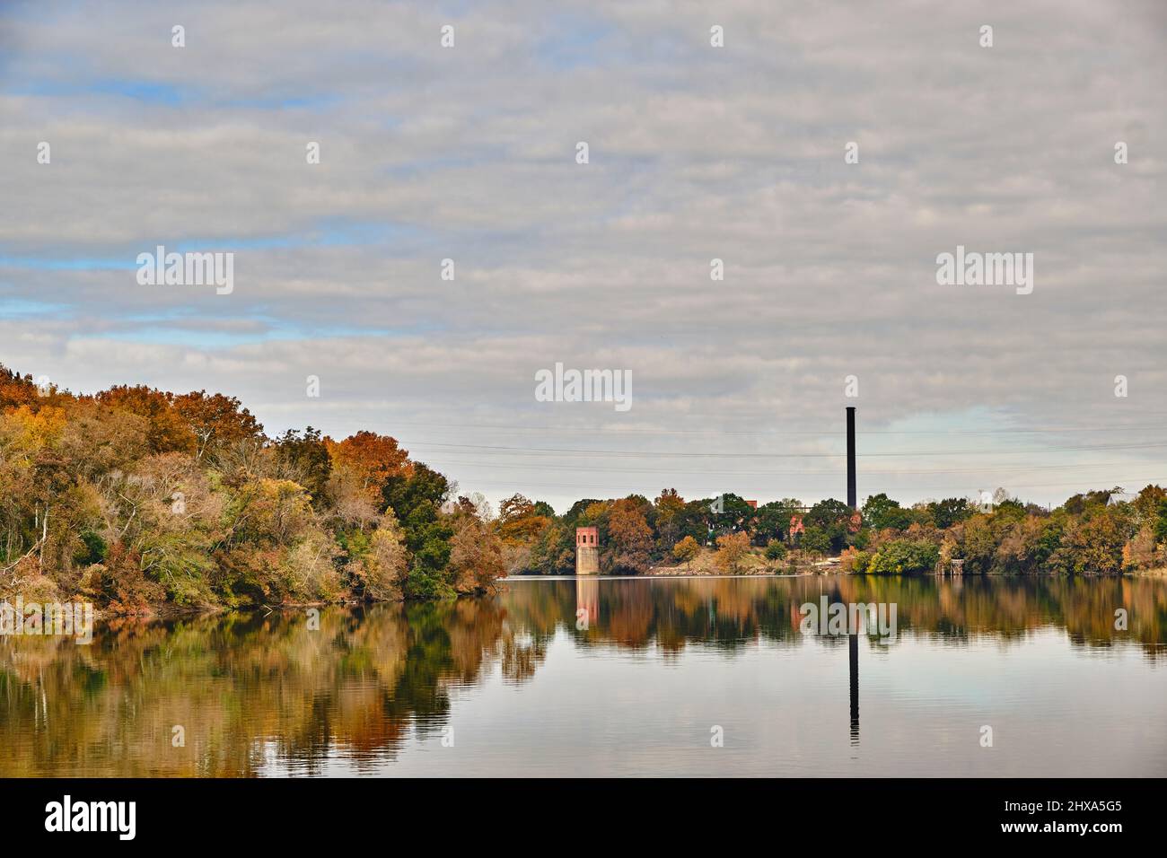 Der Alabama River im Herbst oder Herbst zeigt Farbveränderungen in den Bäumen in Montgomery Alabama, USA. Stockfoto