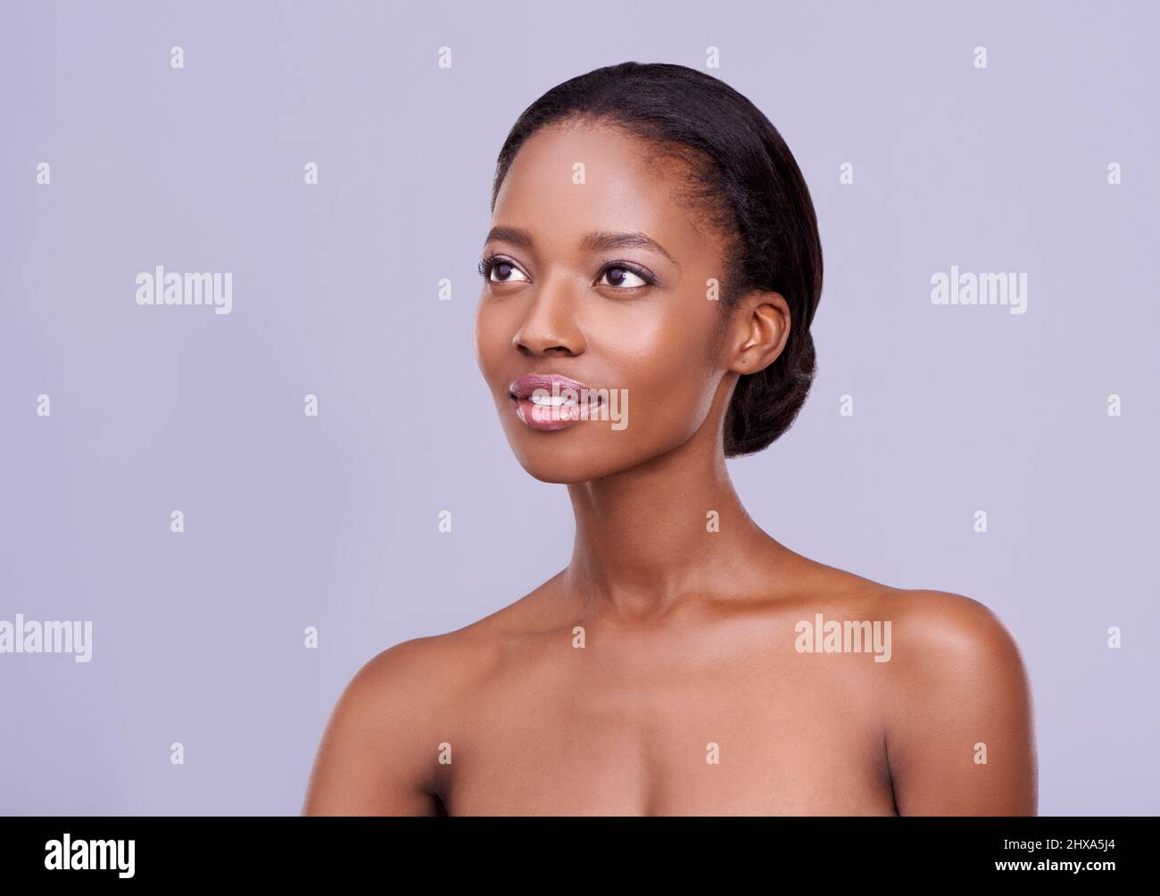 Auf ihre Haut achten. Kurzer Schuss einer attraktiven jungen Frau, die ihre Haut berührt. Stockfoto