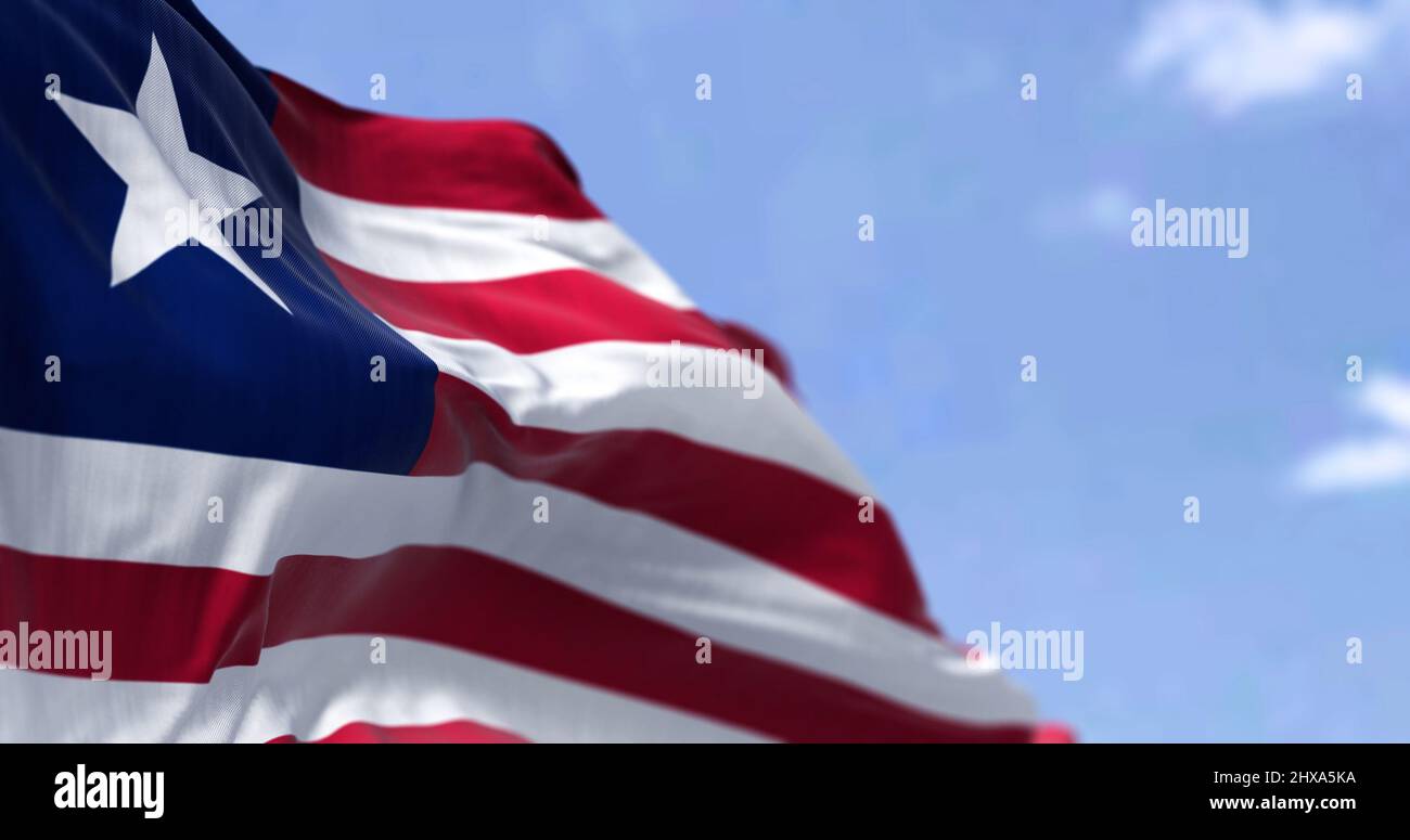 Detail der Nationalflagge Liberias, die an einem klaren Tag im Wind winkt. Liberia ist ein Land an der westafrikanischen Küste. Selektiver Fokus. Stockfoto