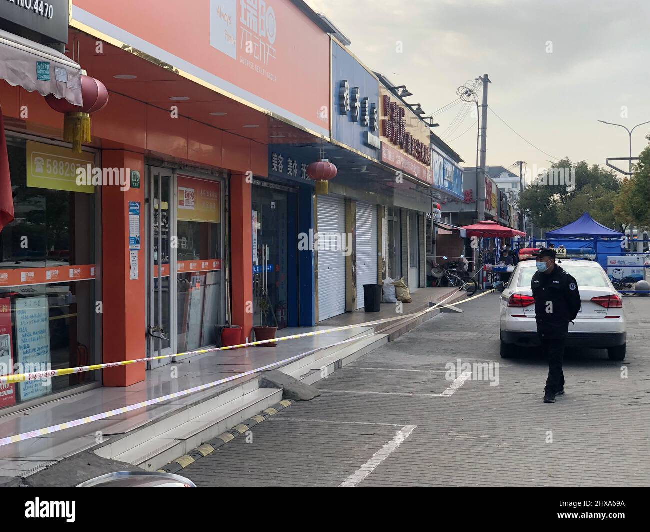 SHANGHAI, CHINA - 11. MÄRZ 2022 - Sicherheitskräfte sind am 11. März 2022 in Shanghai, China, in einer geschlossenen Wohnanlage in der neuen Region Pudong im Einsatz. Stockfoto