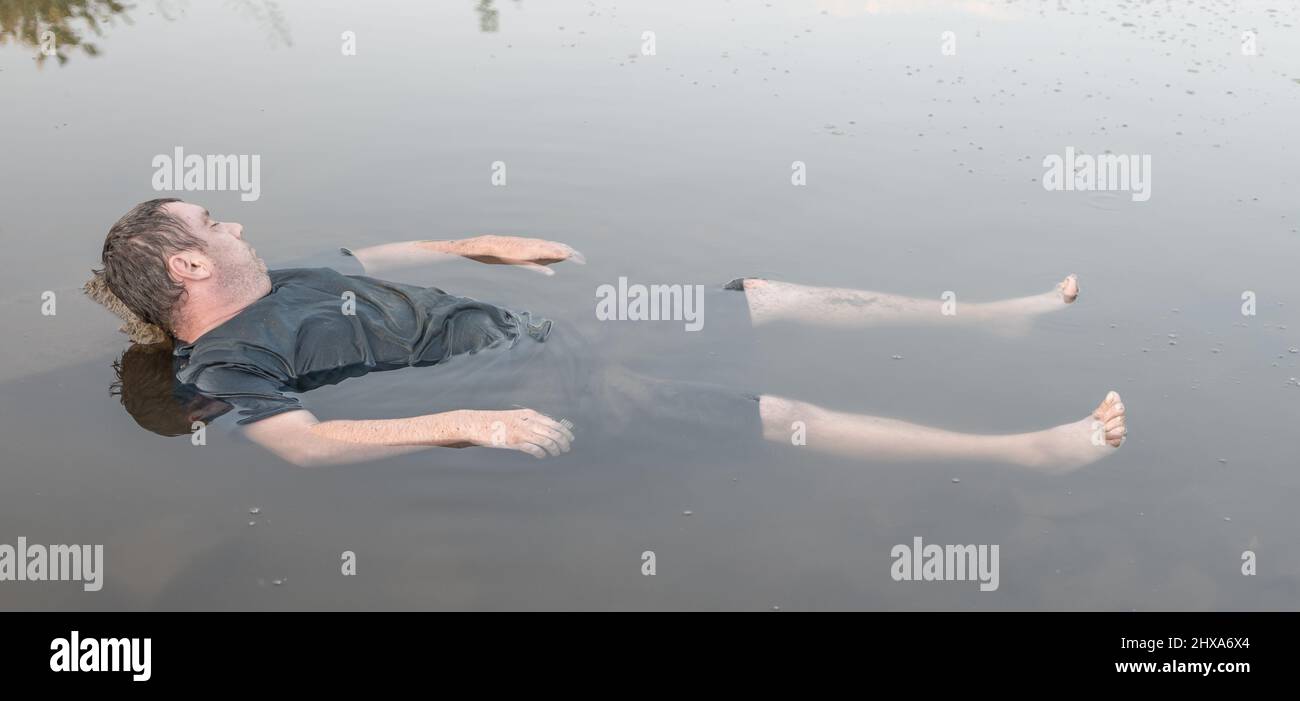 Eine Leiche im Wasser, der Leichnam eines Toten wurde am See in der