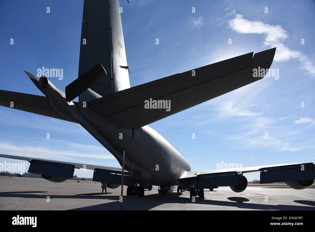 Die Boom-Versammlung am Heck einer US Air Force KC-135 auf der Rampe bei der Iowa Air National Guard in Sioux City, Iowa, am 1. März 2022. Foto der US Air National Guard Senior Master Sgt. Vincent De Groot 185. ARW Wing PA Stockfoto