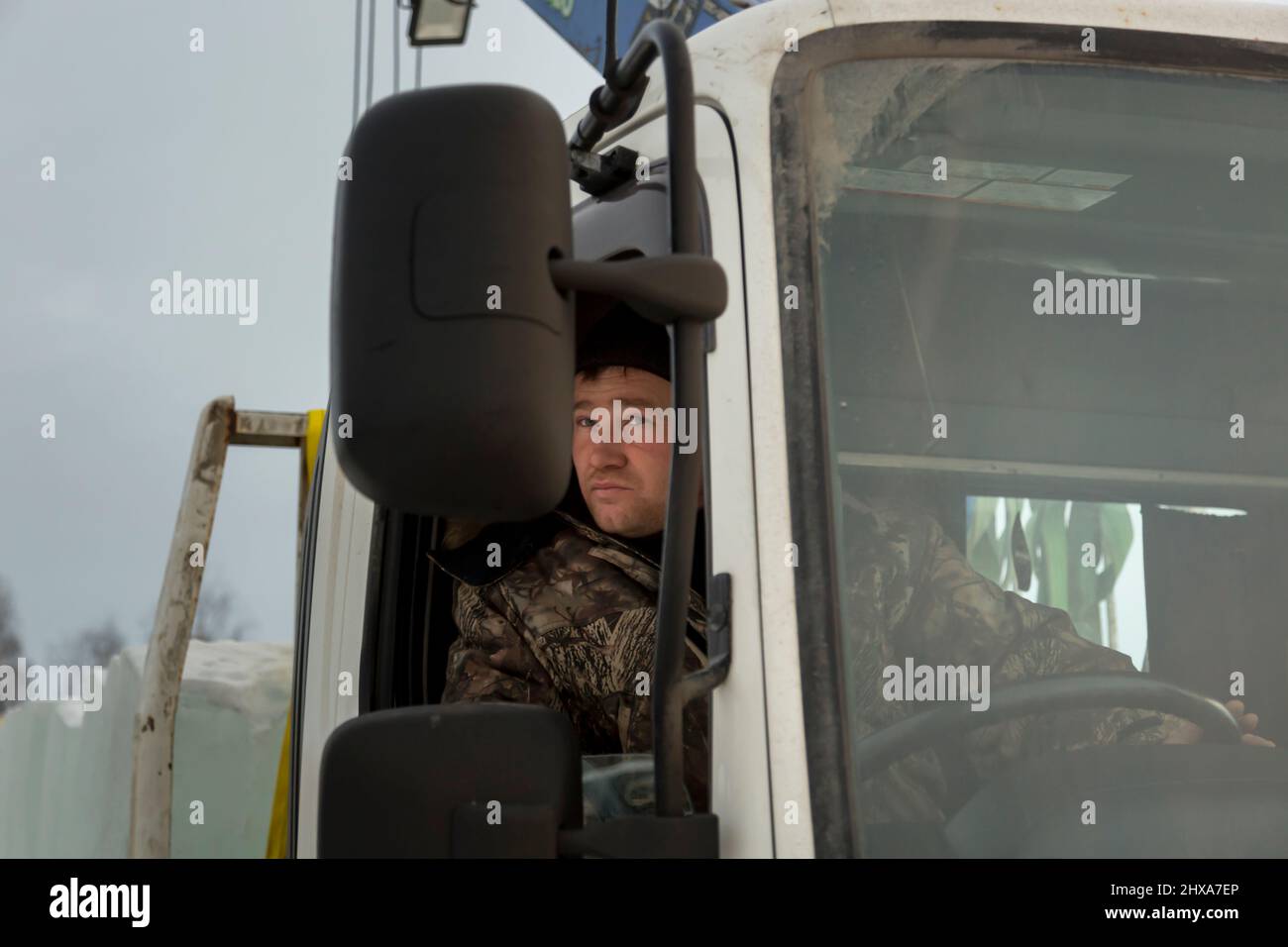 Porträt eines Fahrers in der Kabine eines Lkw fahren Stockfoto