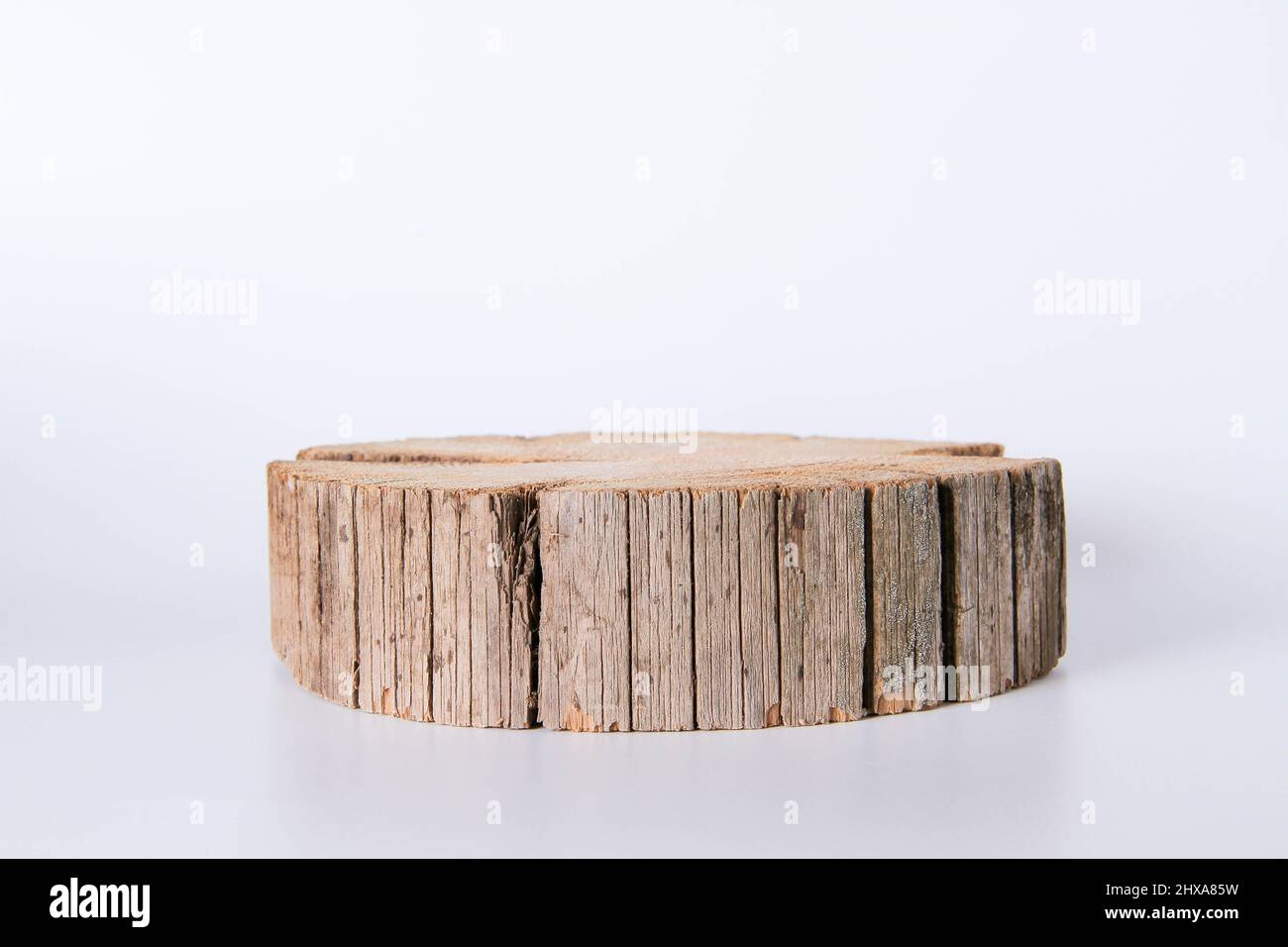 Holzständer für Waren. Stand-up. Neujahrskarte für Werbung. Baumstumpf Werbevorlage. Eine Scheibe Holz und Zapfen und Fichtenzweige. Stockfoto