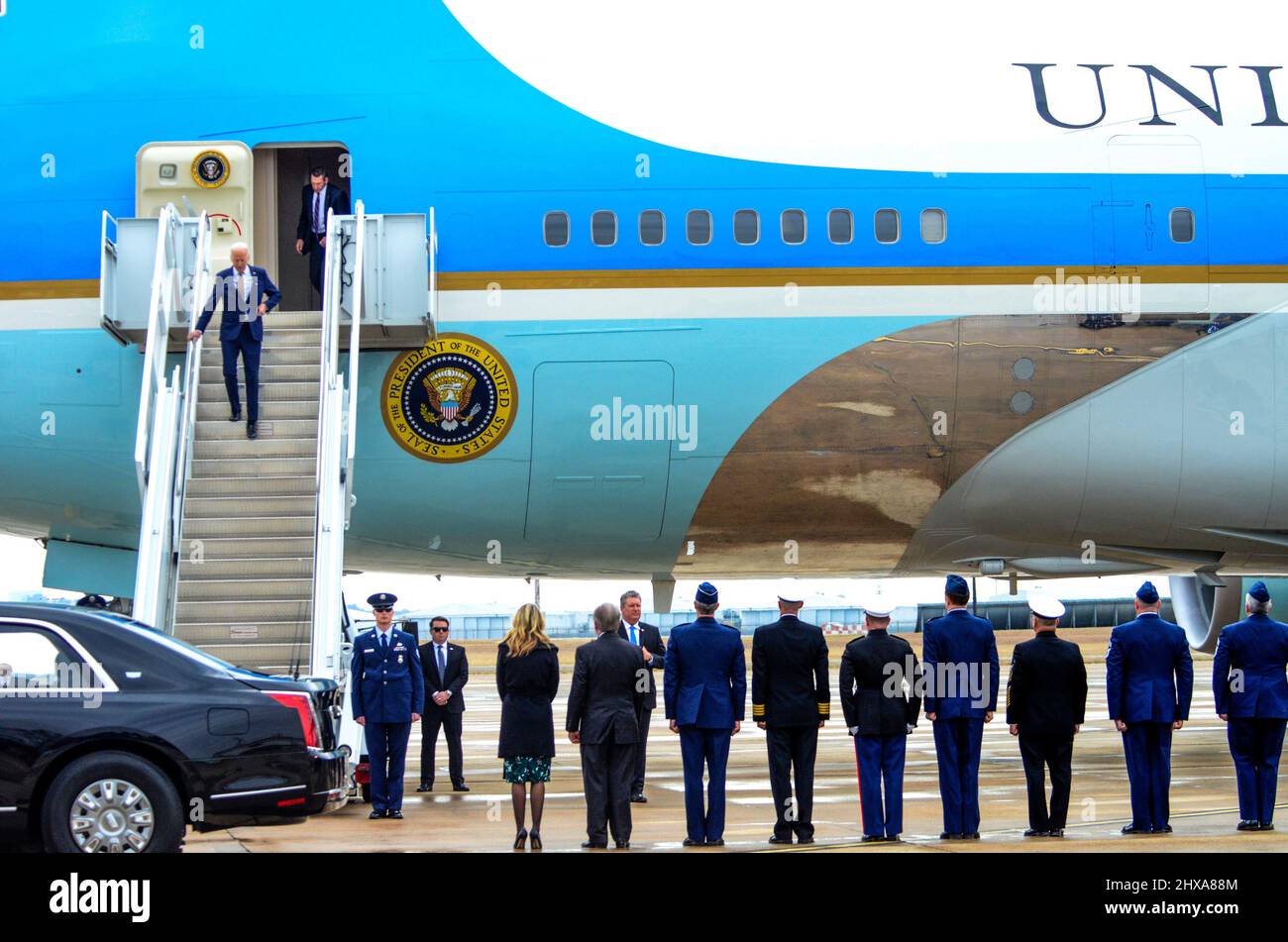 Leitende Führungskräfte der Marine, der Marines, der 10. Air Force und des 136. Airlift Wing erwarten den Rücktritt des Präsidenten von Air Force One während eines kürzlichen Zwischenstopps am Naval Air Station Joint Reserve Base Fort Worth, Texas, am 8. März 2022. Joe Biden, Präsident der Vereinigten Staaten, kam während eines Besuchs in Fort Worth im NAS JRB Fort Worth an, um sich mit der Betreuung von Veteranen zu befassen. (USA Luftwaffe Foto von Julie Briden-Garcia) Stockfoto