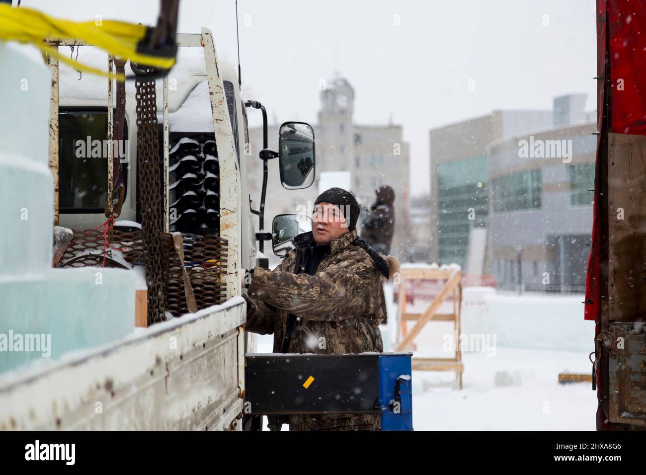 Porträt einer hydraulischen Kranführer in den Bau eines ice Stadt Stockfoto
