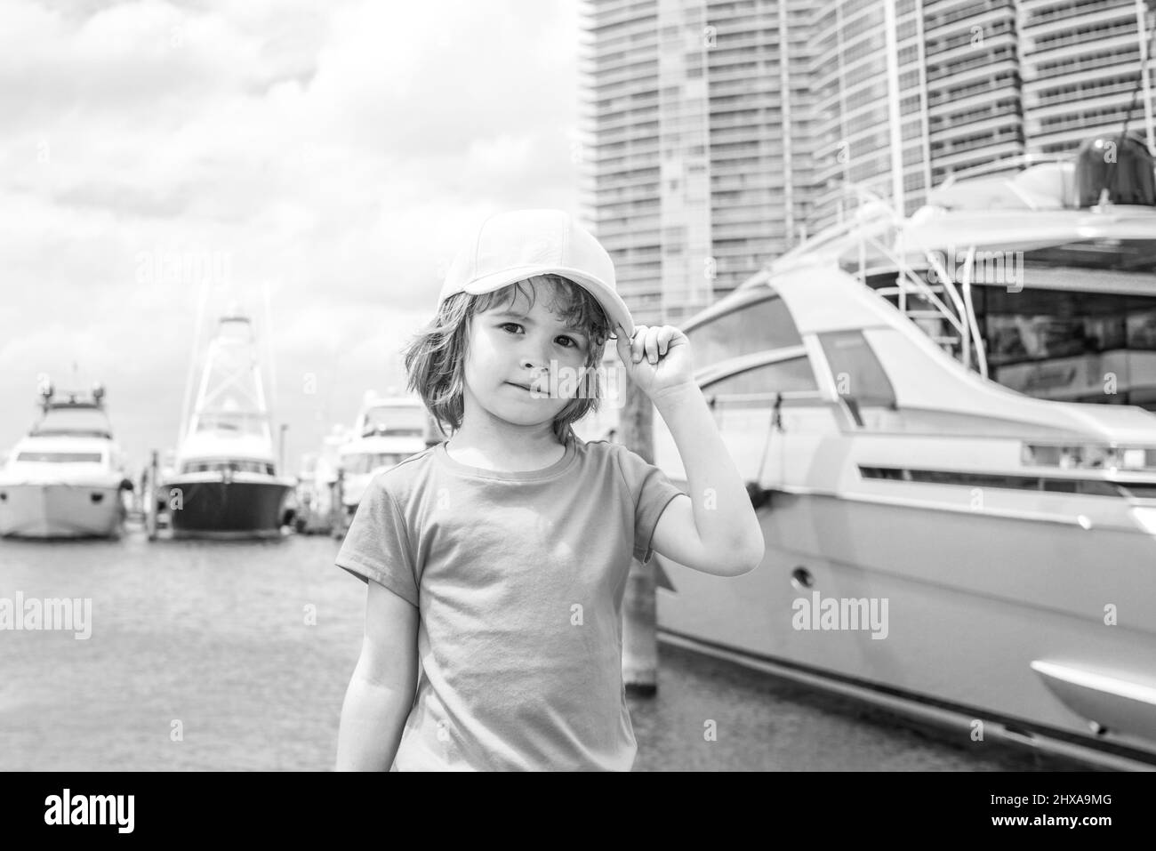 Mann neben der Yacht. Kreuzfahrttourismus. Ein summerer Urlaub. Stockfoto