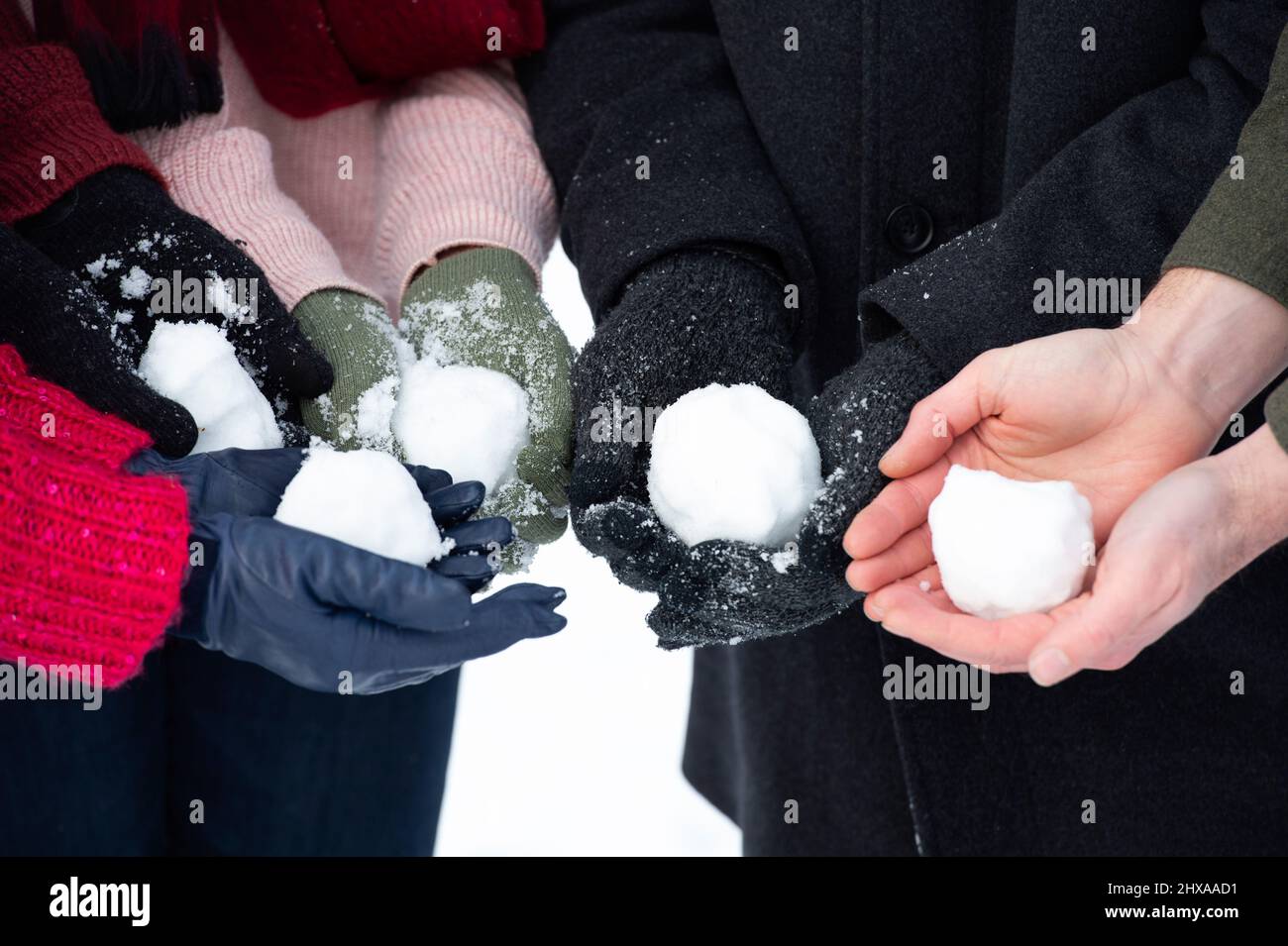 Familie hält Schneebälle in den Händen, während sie sich während des seltenen Schneefalls in Seattle amüsieren. Schneebälle in den Händen. Seattle, WA Stockfoto