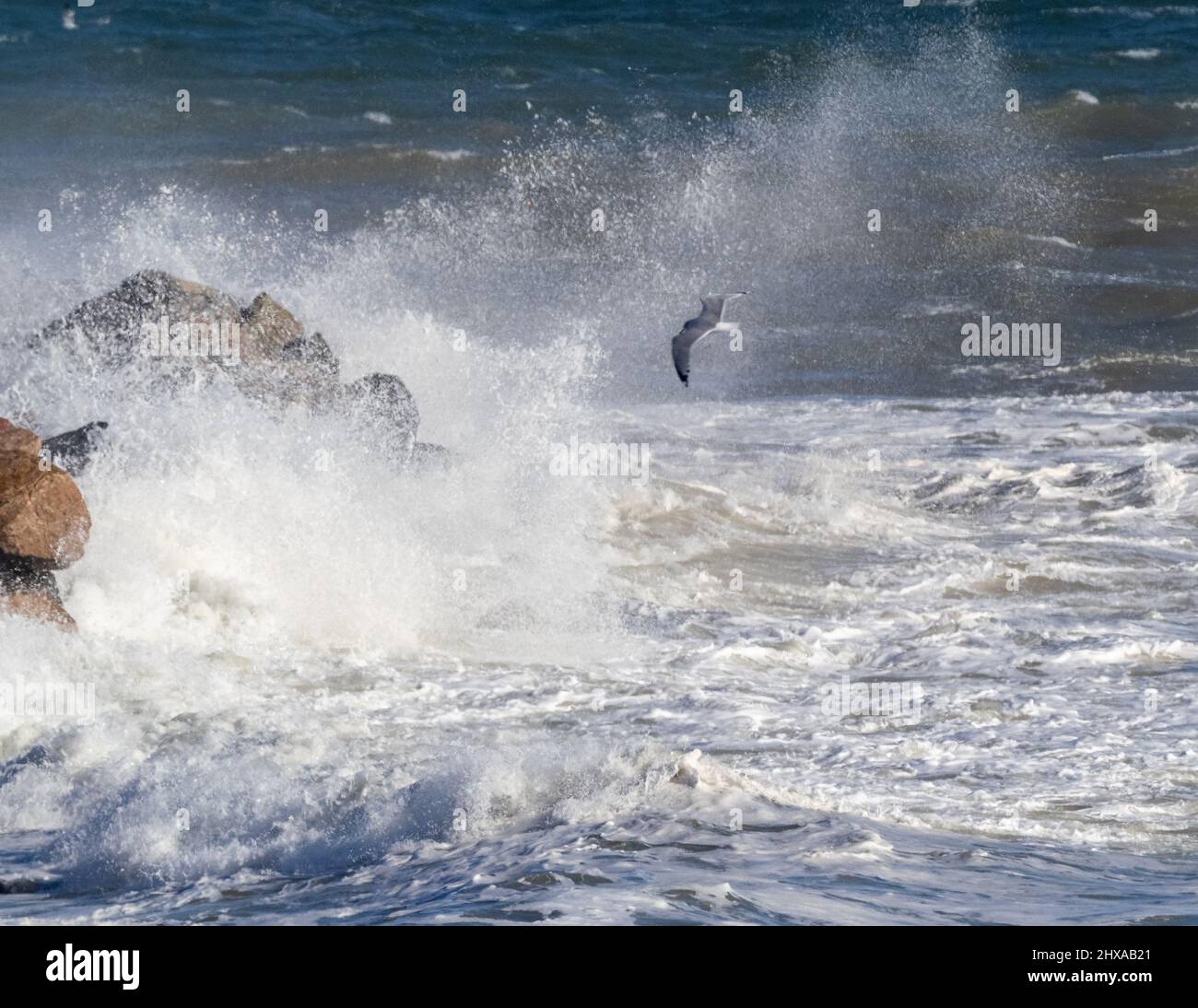 Stürmisches Meer mit windgeblasenem Meeresspray Stockfoto