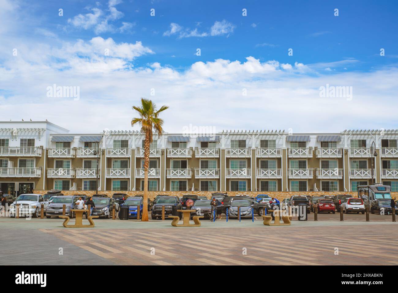 Pismo Beach, Kalifornien, USA - 3. März 2022. Inn at the Pier Hotel, nur wenige Schritte vom Pier und der Promenade entfernt. Hotel mit Meerblick Stockfoto