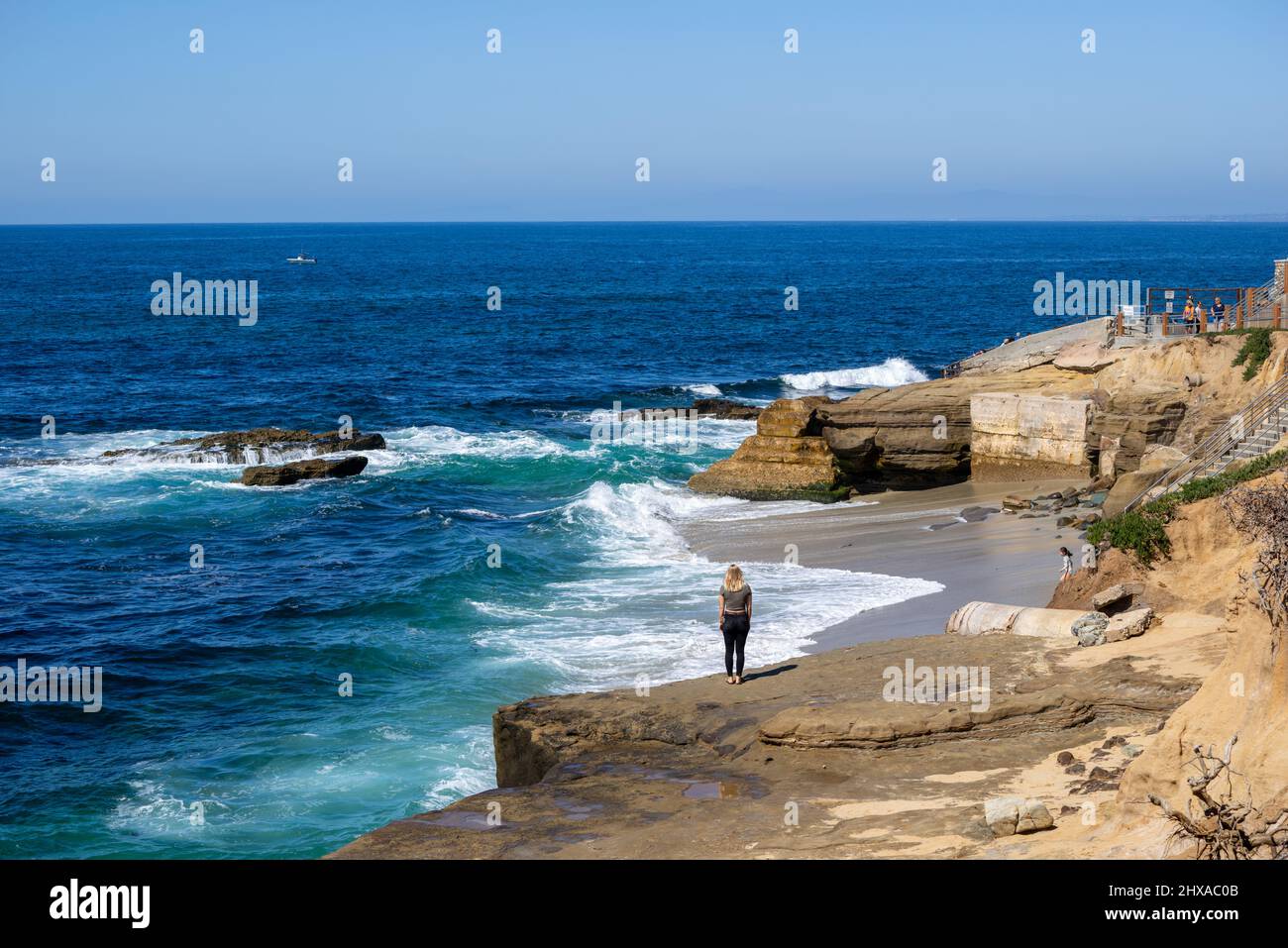 SAN DIEGO, CALIFORNIA, USA - South Casa Beach in La Jolla ist ein kleiner Strand am Kinderpool und Seal Rock mit wunderschönem türkisfarbenem Wasser. Stockfoto