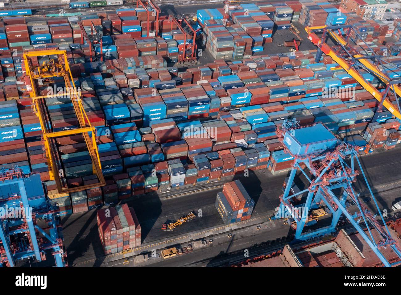 Wladiwostok, Russland - 27. Januar 2022:Blick von oben auf den Seehafen-Containerterminal. Stockfoto