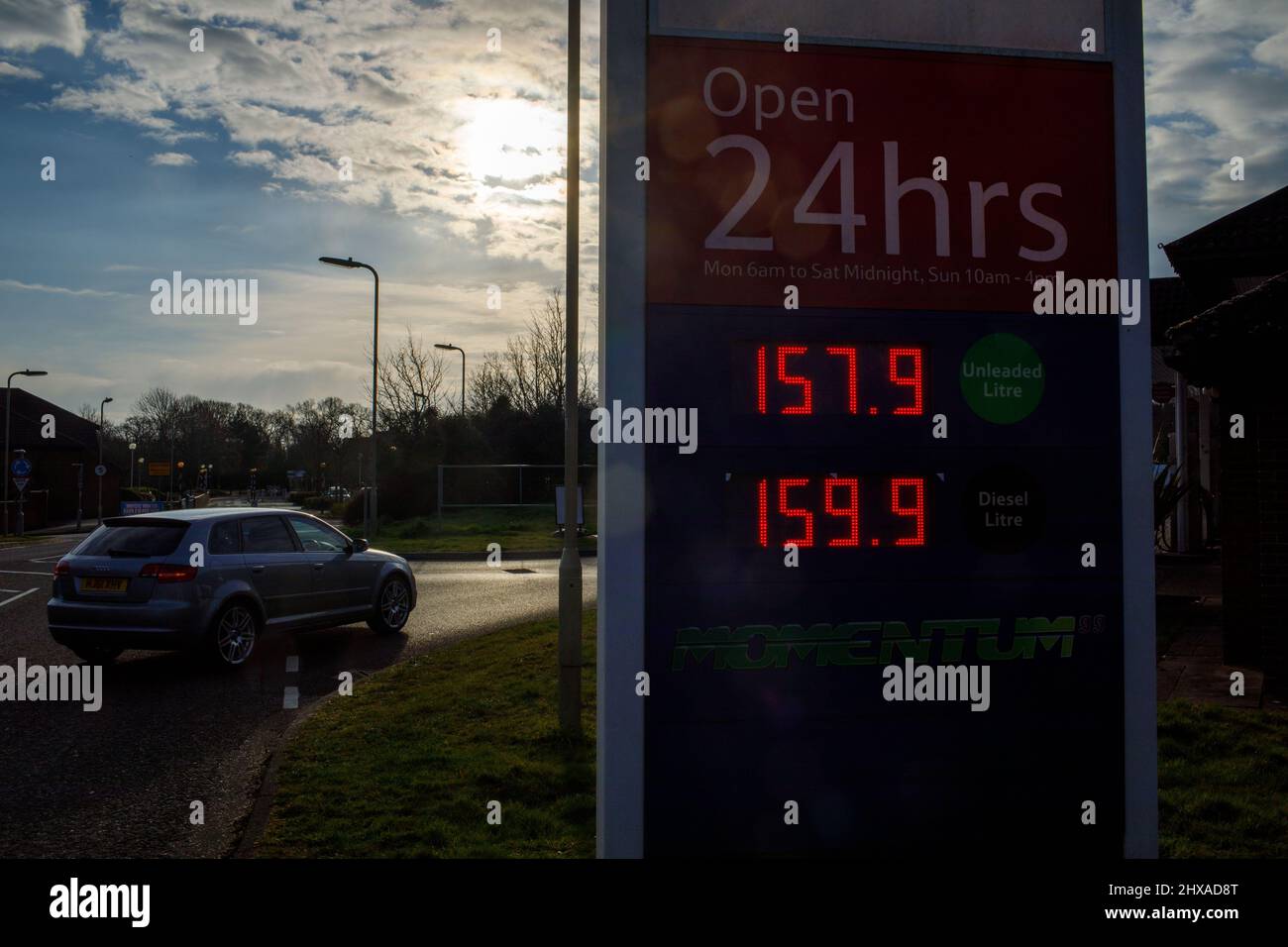 Basingstoke, Großbritannien. 10. März 2022. Das Foto vom 10. März 2022 zeigt eine Ansicht einer Tankstelle in Basingstoke, Großbritannien. Am Dienstag sagte Großbritannien, es werde die Importe von russischem Öl bis Ende 2022 auslaufen lassen. Der andauernde Konflikt zwischen Russland und der Ukraine hat Befürchtungen über Störungen der Energieversorgung durch den wichtigsten Exporteur Russland ausgelöst. Quelle: Tim Ireland/Xinhua/Alamy Live News Stockfoto