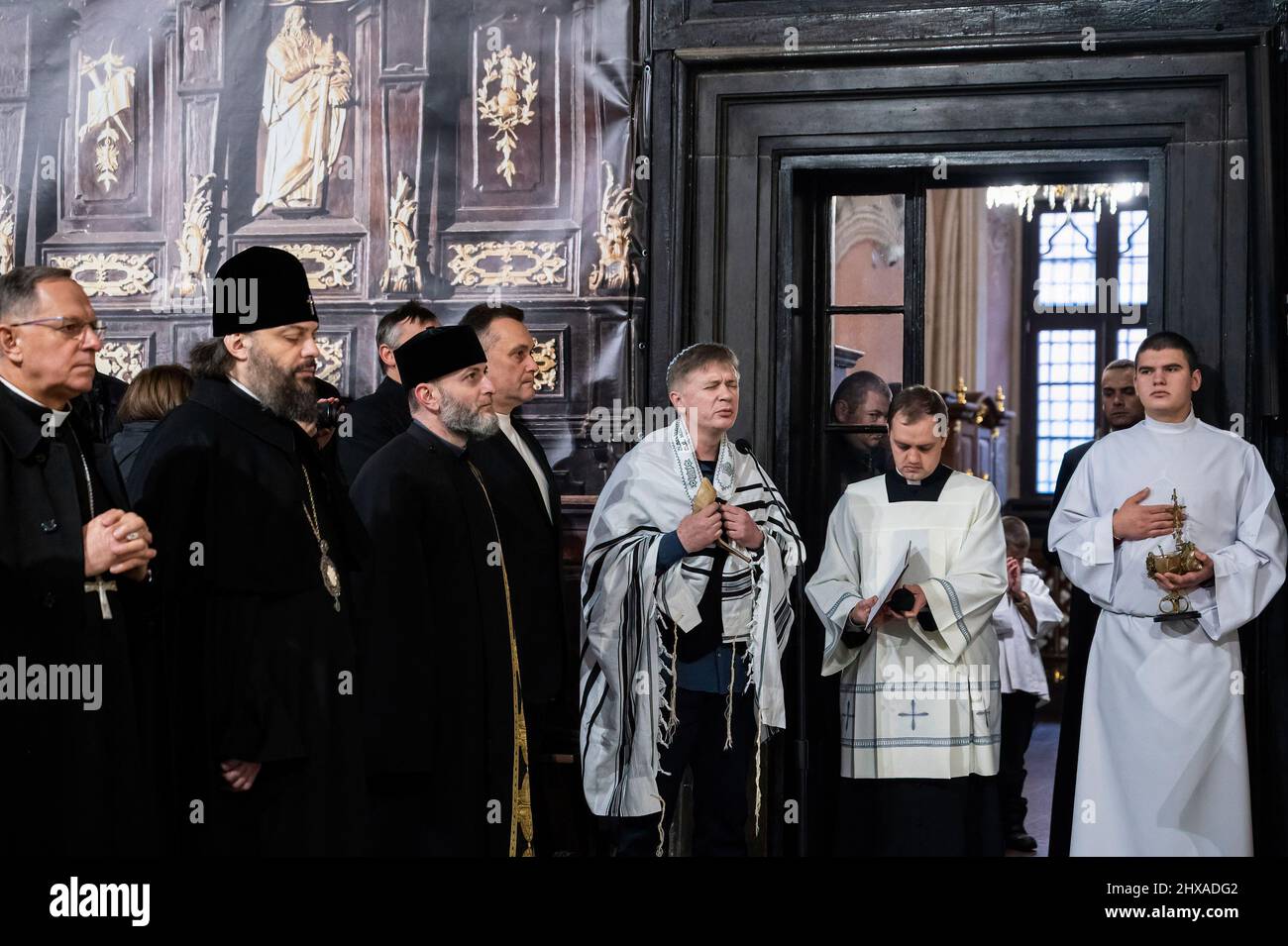 Lviv, Ukraine. 10. März 2022. Ein Vertreter des jüdischen Glaubens sah während der Veranstaltung singen. Der polnische Kardinal Konrad Krajewski, der päpstliche Almoner in der Ukraine, nahm an dem interreligiösen Gottesdienst in der Kathedrale zur Himmelfahrt der seligen Jungfrau Maria (Lviv Metropolitan Basilica) in Lviv in Anwesenheit von Vertretern des Panukrainischen Rates der Kirchen und verschiedener Religionsgemeinschaften Teil. Kredit: SOPA Images Limited/Alamy Live Nachrichten Stockfoto