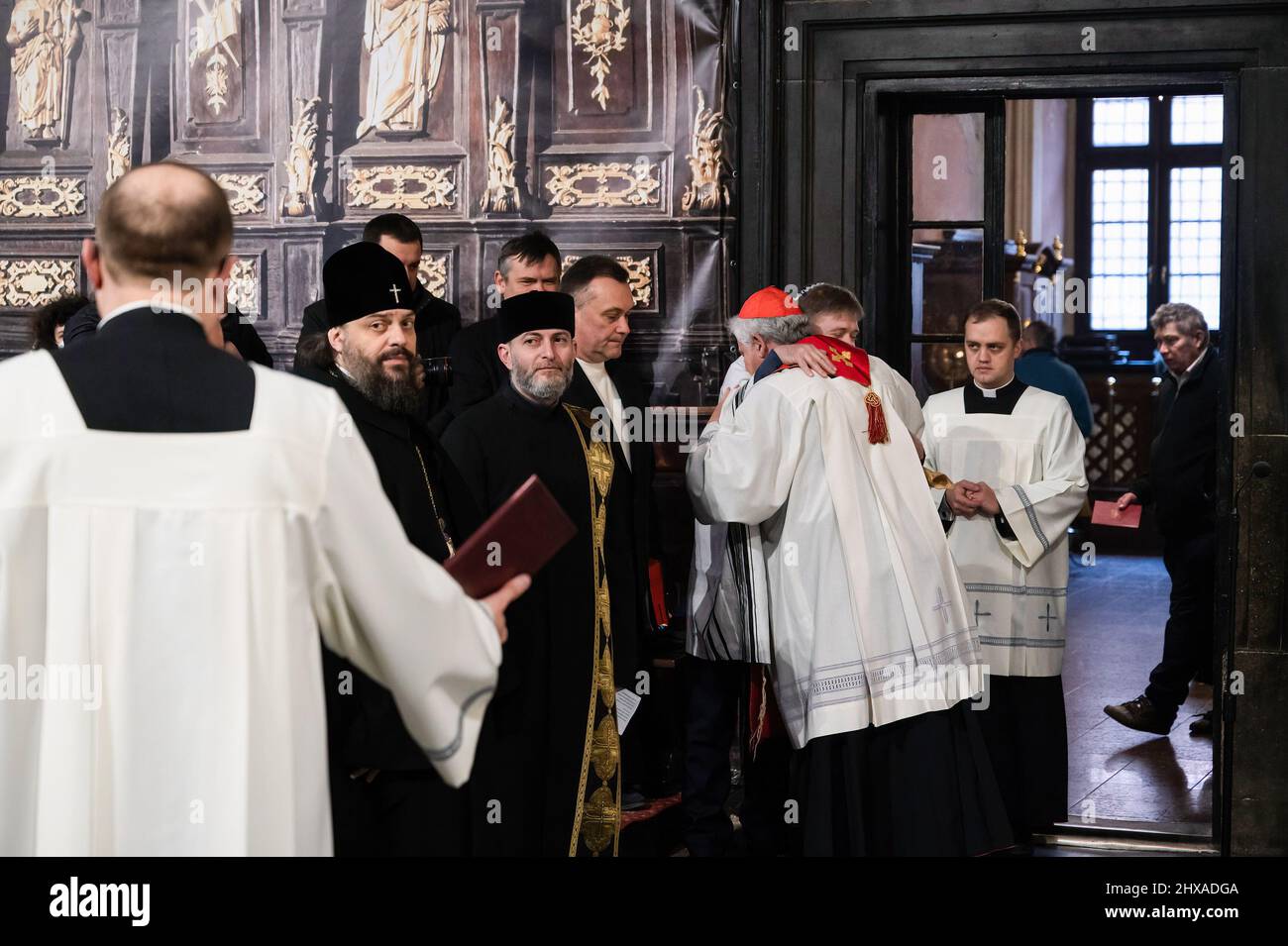 Lviv, Ukraine. 10. März 2022. Kardinal Konrad Krajewsk (R) bei der Begrüßung eines jüdischen Vertreters gesehen. Der polnische Kardinal Konrad Krajewski, der päpstliche Almoner in der Ukraine, nahm an dem interreligiösen Gottesdienst in der Kathedrale zur Himmelfahrt der seligen Jungfrau Maria (Lviv Metropolitan Basilica) in Lviv in Anwesenheit von Vertretern des Panukrainischen Rates der Kirchen und verschiedener Religionsgemeinschaften Teil. Kredit: SOPA Images Limited/Alamy Live Nachrichten Stockfoto