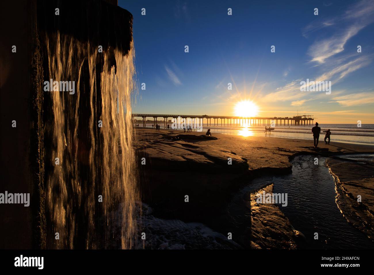 La JOLLA, KALIFORNIEN. 9. Februar 2021. Der Ausfluss des Aquariums verläuft am Scripps Pier bei Sonnenuntergang. Stockfoto