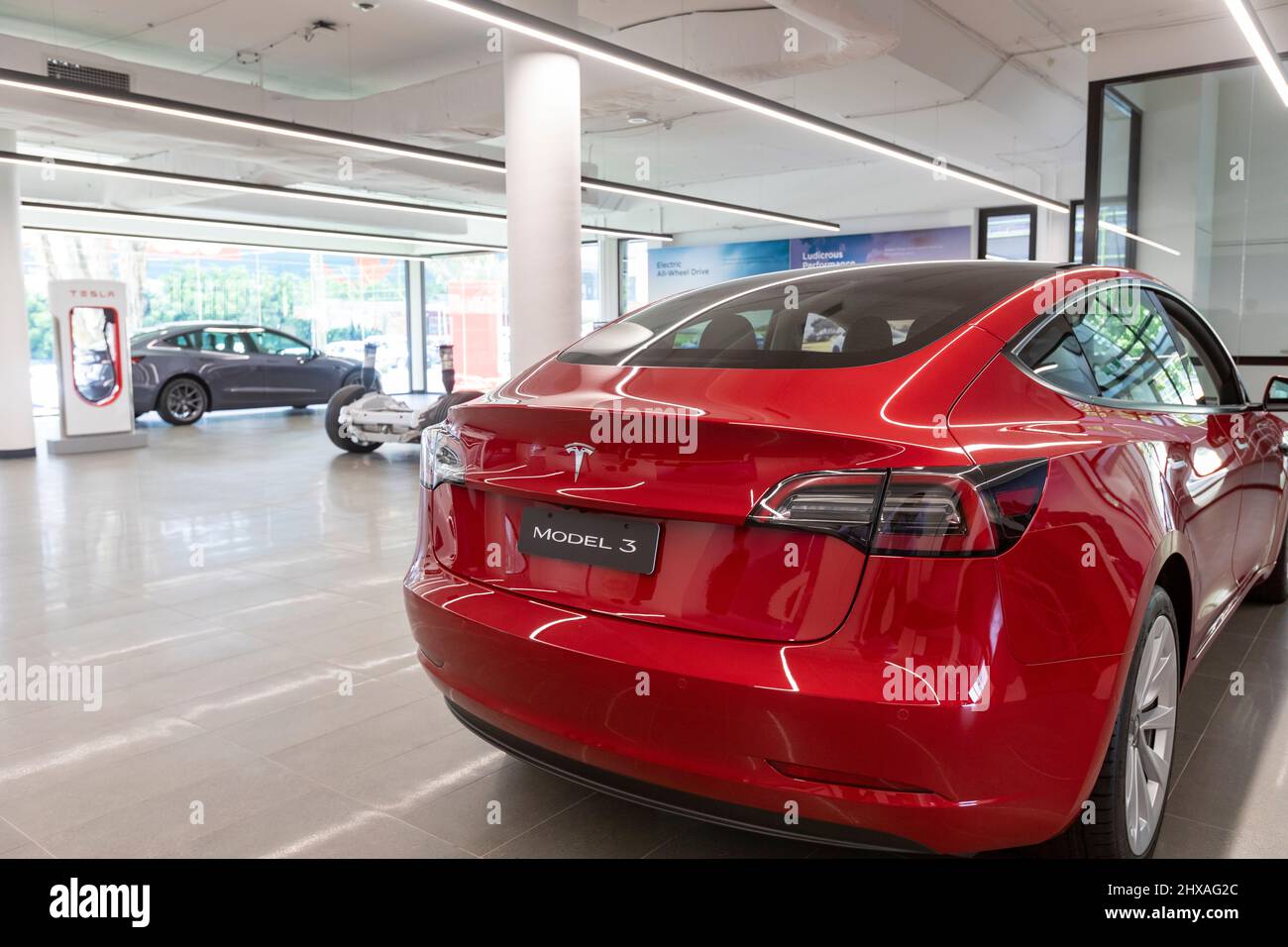 2022 Rotes Tesla-Modell 3 in einem Tesla-Autosalon in Sydney, NSW, Australien Stockfoto