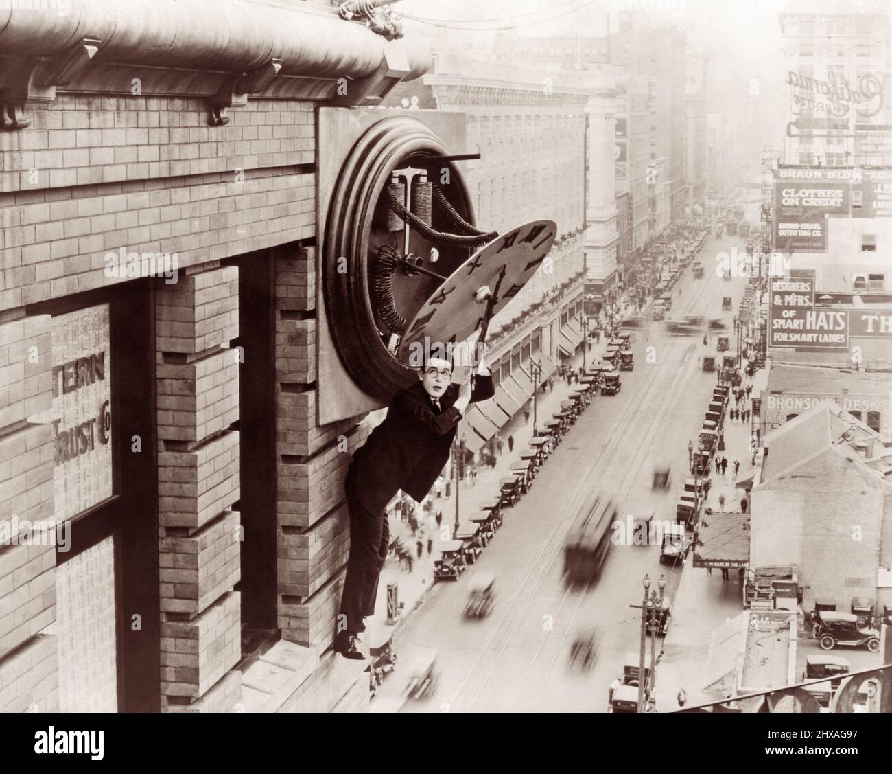 Der Schauspieler Harold Lloyd hängt an einer Bauuhr im amerikanischen Stummfilm Safety Last! Aus dem Jahr 1923. Stockfoto