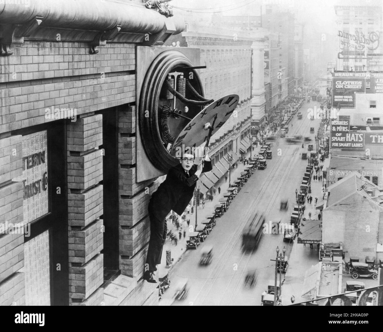 Der Schauspieler Harold Lloyd hängt an einer Bauuhr im amerikanischen Stummfilm Safety Last! Aus dem Jahr 1923. Stockfoto