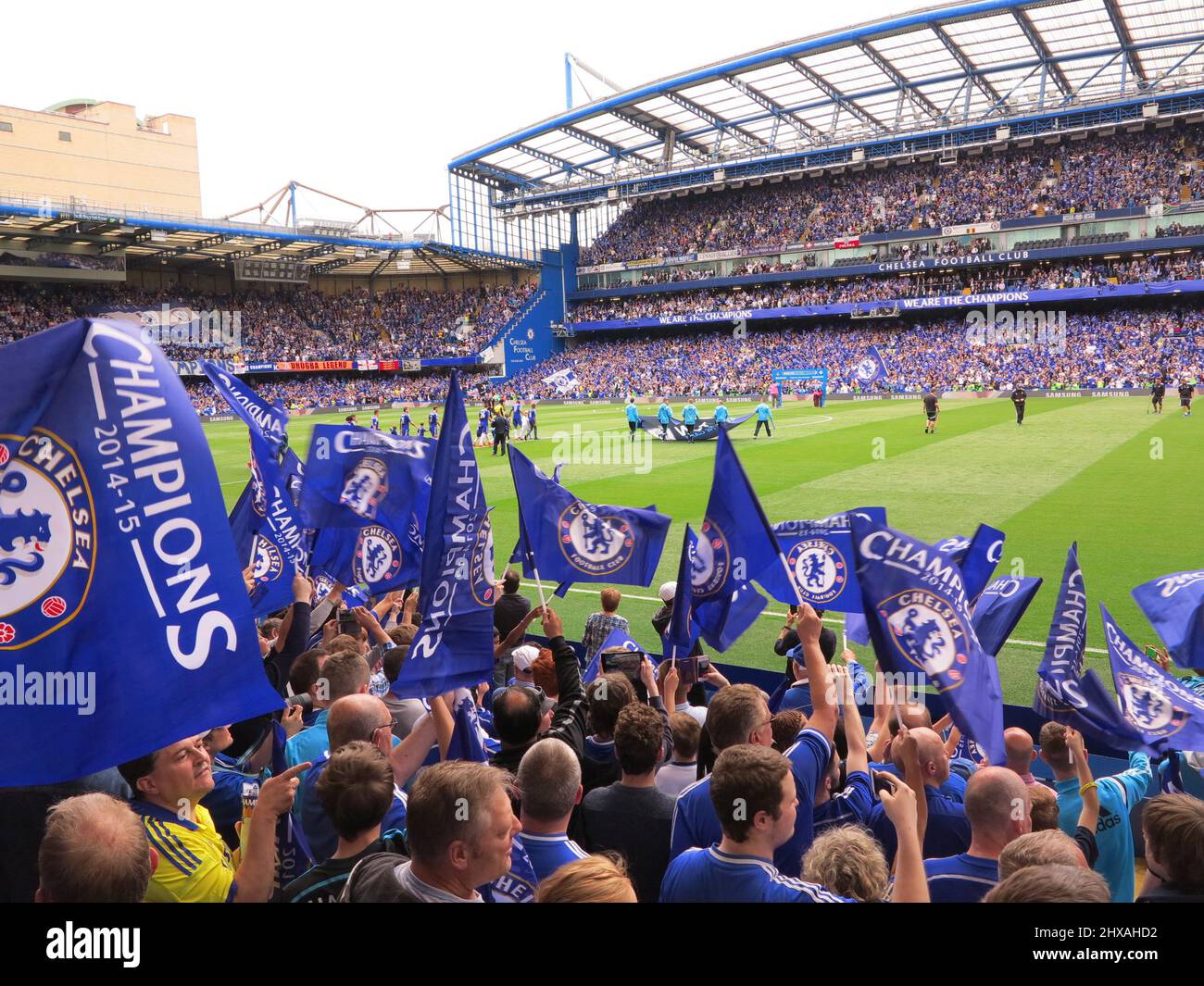 Fans des Chelsea Football Club feiern in der Stamford Bridge nach dem Gewinn der Premiere League 2009/10 Stockfoto