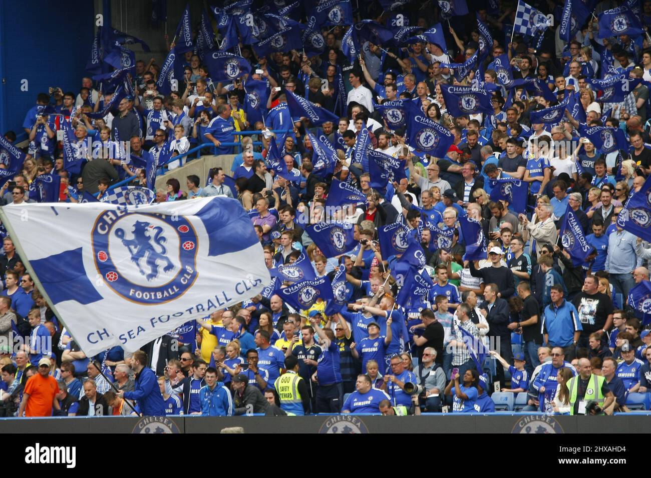Fans des Chelsea Football Club feiern in der Stamford Bridge nach dem Gewinn der Premiere League 2009/10 Stockfoto