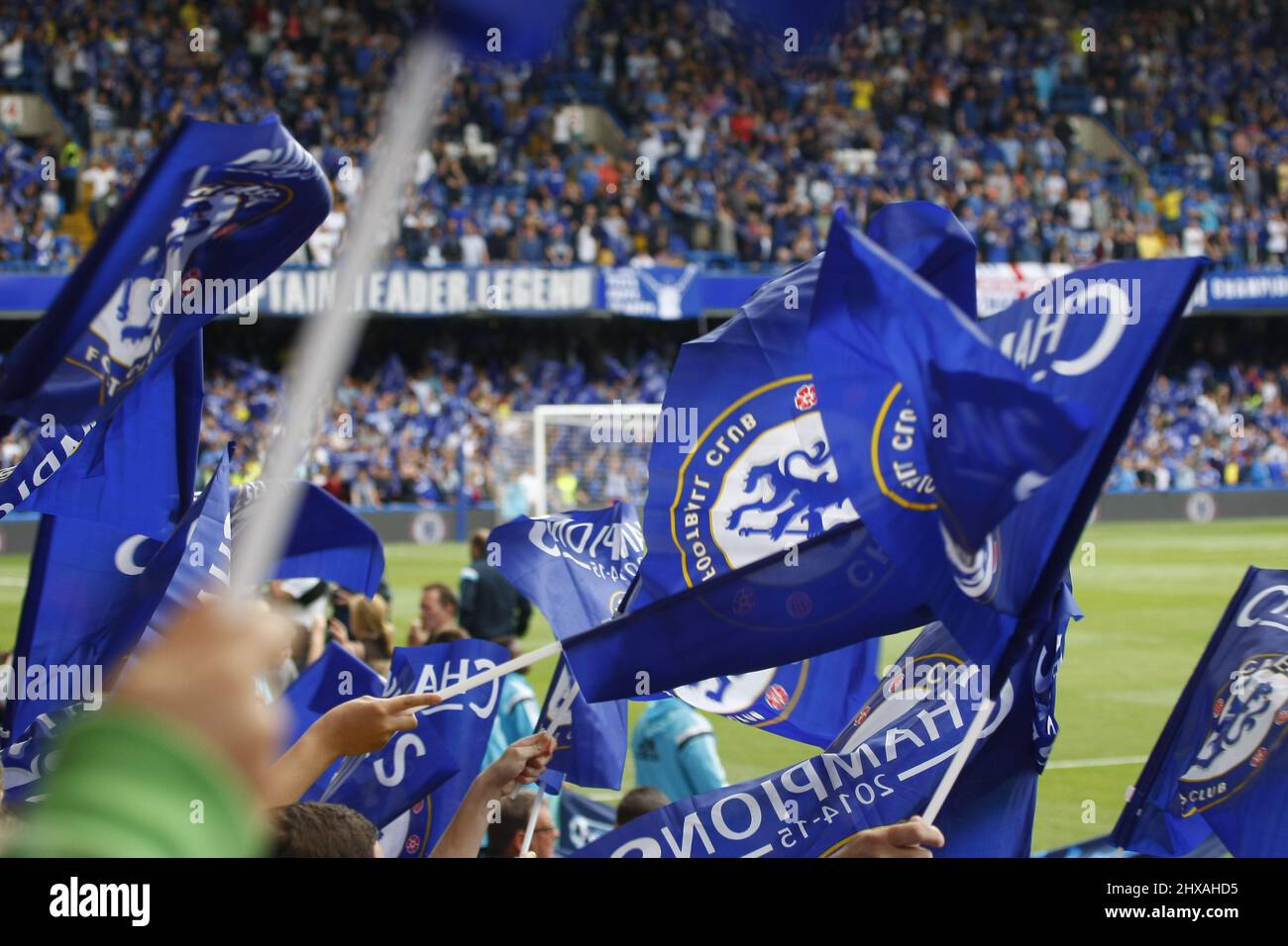 Fans des Chelsea Football Club feiern in der Stamford Bridge nach dem Gewinn der Premiere League 2009/10 Stockfoto