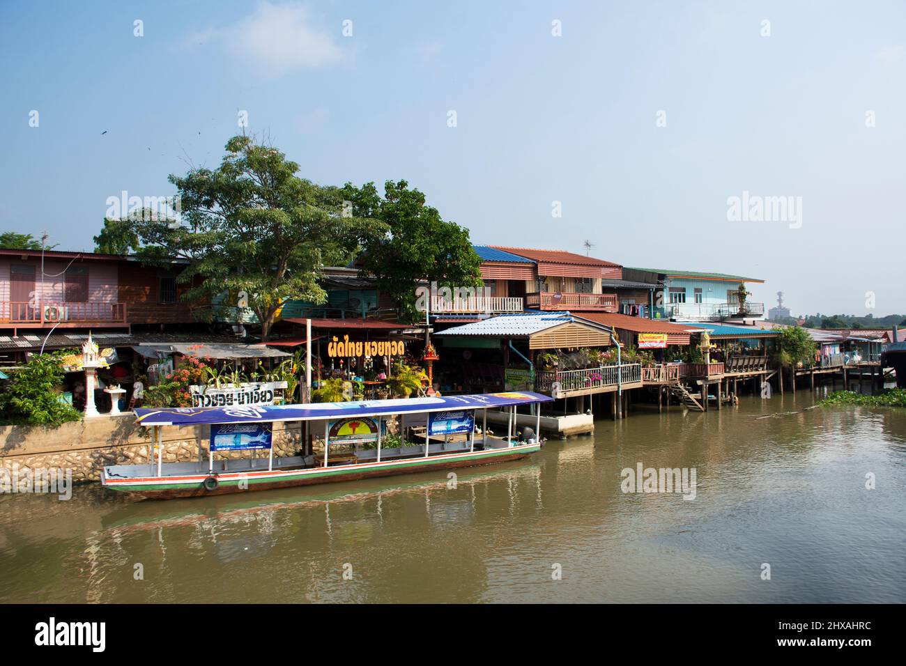 Lebensstil der thailänder am chaopraya Flussufer mit Boot und Schiff im Fischerdorf für Reisende Reise Besuch am Sam Khok Waterfront in Pathumt Stockfoto