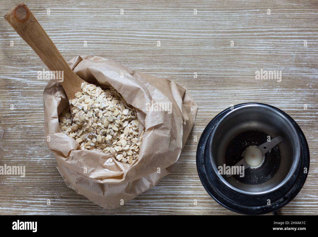 Draufsicht auf Hafer und die Kaffeemühle zur Herstellung von Hafermehl Stockfoto