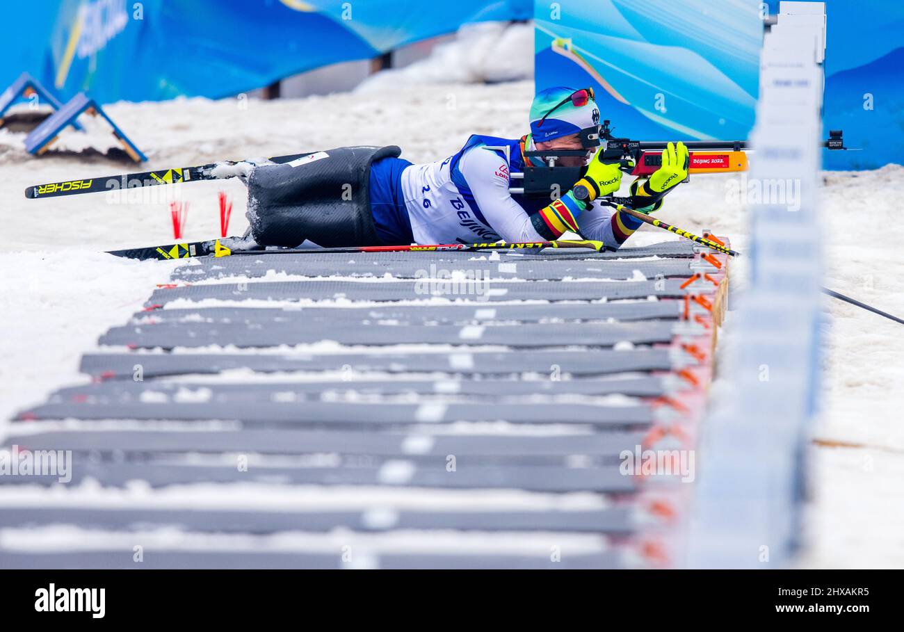 Zhangjiakou, China. 11. März 2022. Paralympics, para Nordic Ski, Biathlon, 12,5 km, Sitzen, Männer, Martin Fleig (Paralympische Wertung, LW 11,5 sitzend) von Deutschland auf der Schießstand während des Rennens über 12,5 Kilometer. Fleig beendet seine Karriere als para-Biathlet und Langlaufläufer. Der deutsche Flaggenträger bei der Eröffnungsfeier gab die Ankündigung nach seinem letzten Einzelrennen bei seinen insgesamt dritten Paralympics bekannt. Quelle: Jens Büttner/dpa-Zentralbild/dpa/Alamy Live News Stockfoto