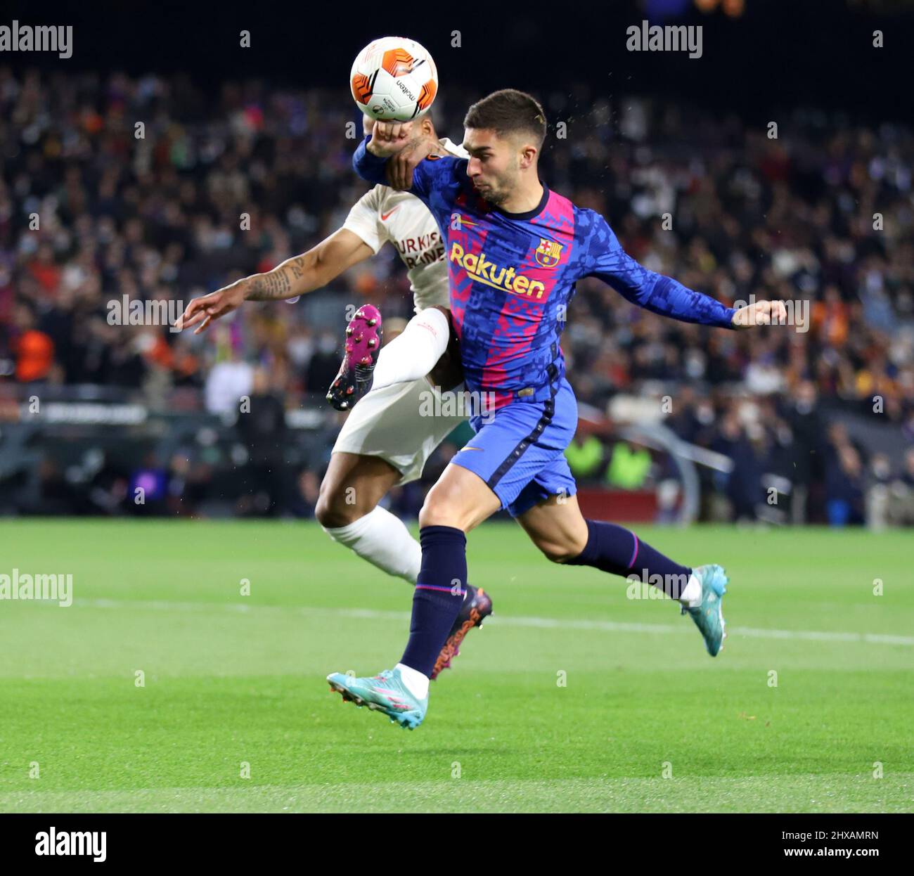 Sabadell, Barcelona, Spanien. 10. März 2022. Barcelona Spanien 10.03.2022 Ferran Torres (FC Barcelona) und Marcao Teixeira (Galatasaray SK) kämpfen während der UEFA Europa League zwischen dem FC Barcelona und Galatasaray SK am 10. März 2022 im Camp Nou in Barcelona um den Ball. (Bild: © Xavi Urgeles/ZUMA Press Wire) Bild: ZUMA Press, Inc./Alamy Live News Stockfoto