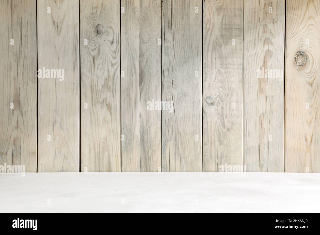 Weißes Steinpodium vor einer Holzwand Stockfoto