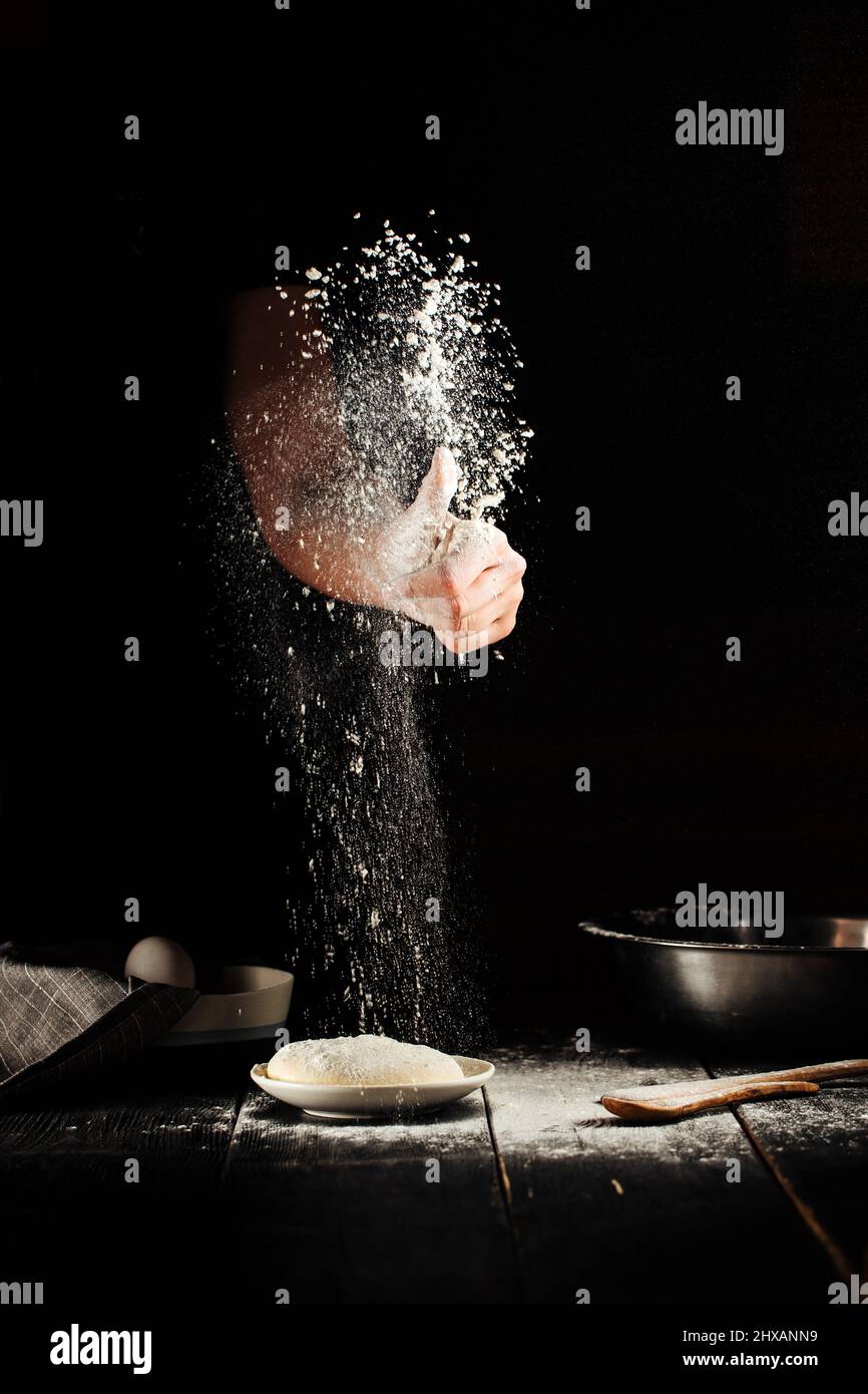 Baker Hand mit Mehl Pizza Vorbereitung Stockfoto