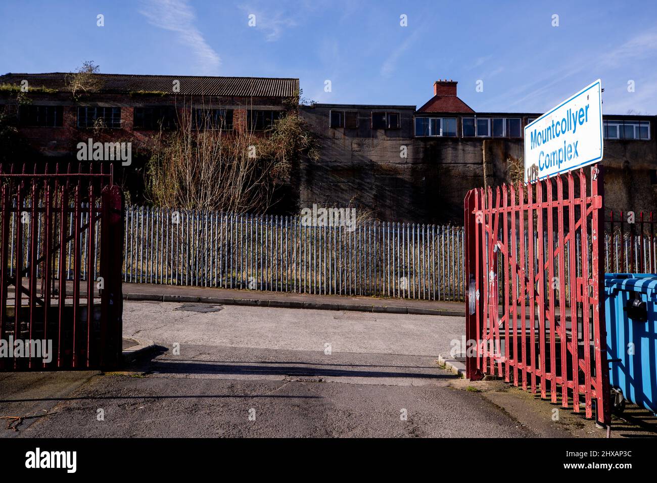 Mountcollyer Street in Belfast, Nordirland. Wo der autobiographische Coming-of-Age-Film „Belfast“ von Kenneth Branagh gedreht und inszeniert wird. Stockfoto