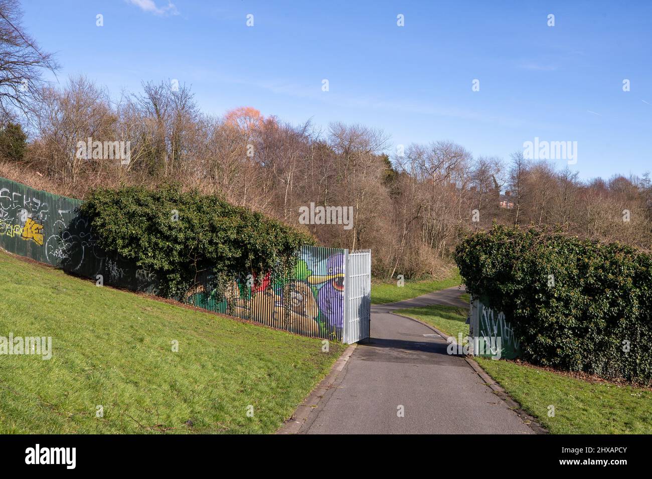 Mountcollyer Street in Belfast, Nordirland. Wo der autobiographische Coming-of-Age-Film „Belfast“ von Kenneth Branagh gedreht und inszeniert wird. Stockfoto