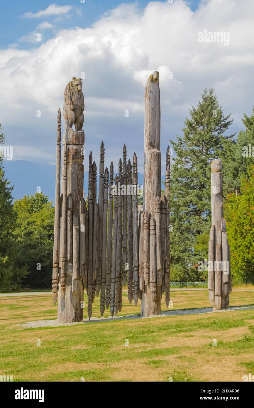 Die Totems von Vancouver, die Aussicht vom Burnaby Mountain Park. Japanische Ainu-Totempfähle. Reisefoto, selektiver Fokus, niemand Stockfoto