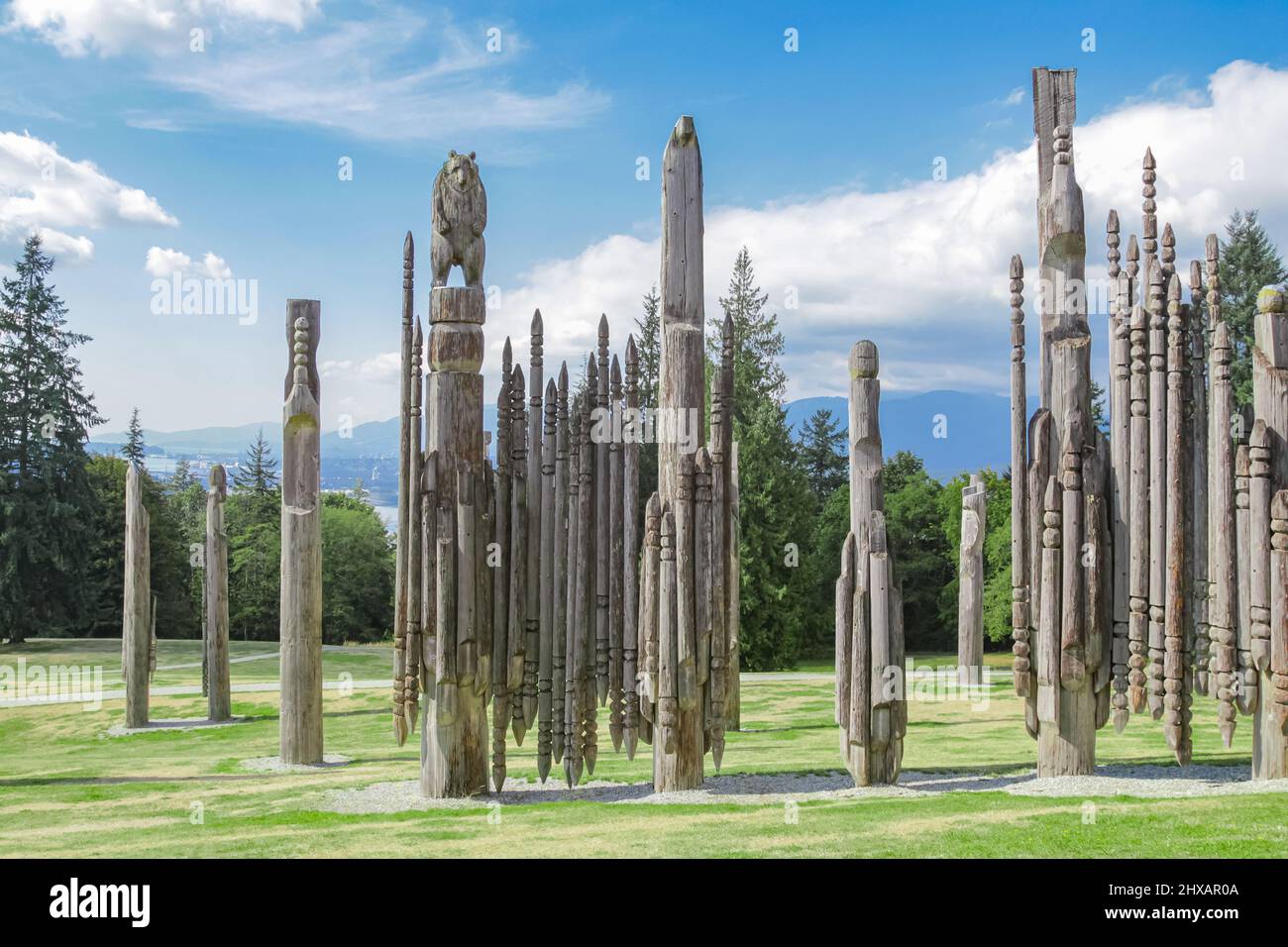 Die Totems von Vancouver, die Aussicht vom Burnaby Mountain Park. Japanische Ainu-Totempfähle. Reisefoto, selektiver Fokus, niemand Stockfoto