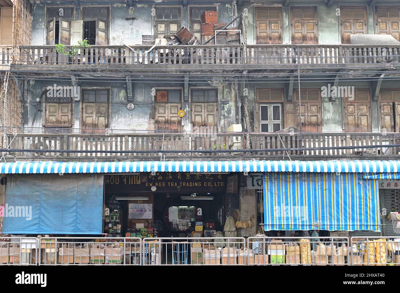 Reihe von alten Häusern in Chinatown von Bangkok mit einem Geschäft, das traditionelle chinesische Delikatessen und getrocknete Lebensmittel verkauft Stockfoto